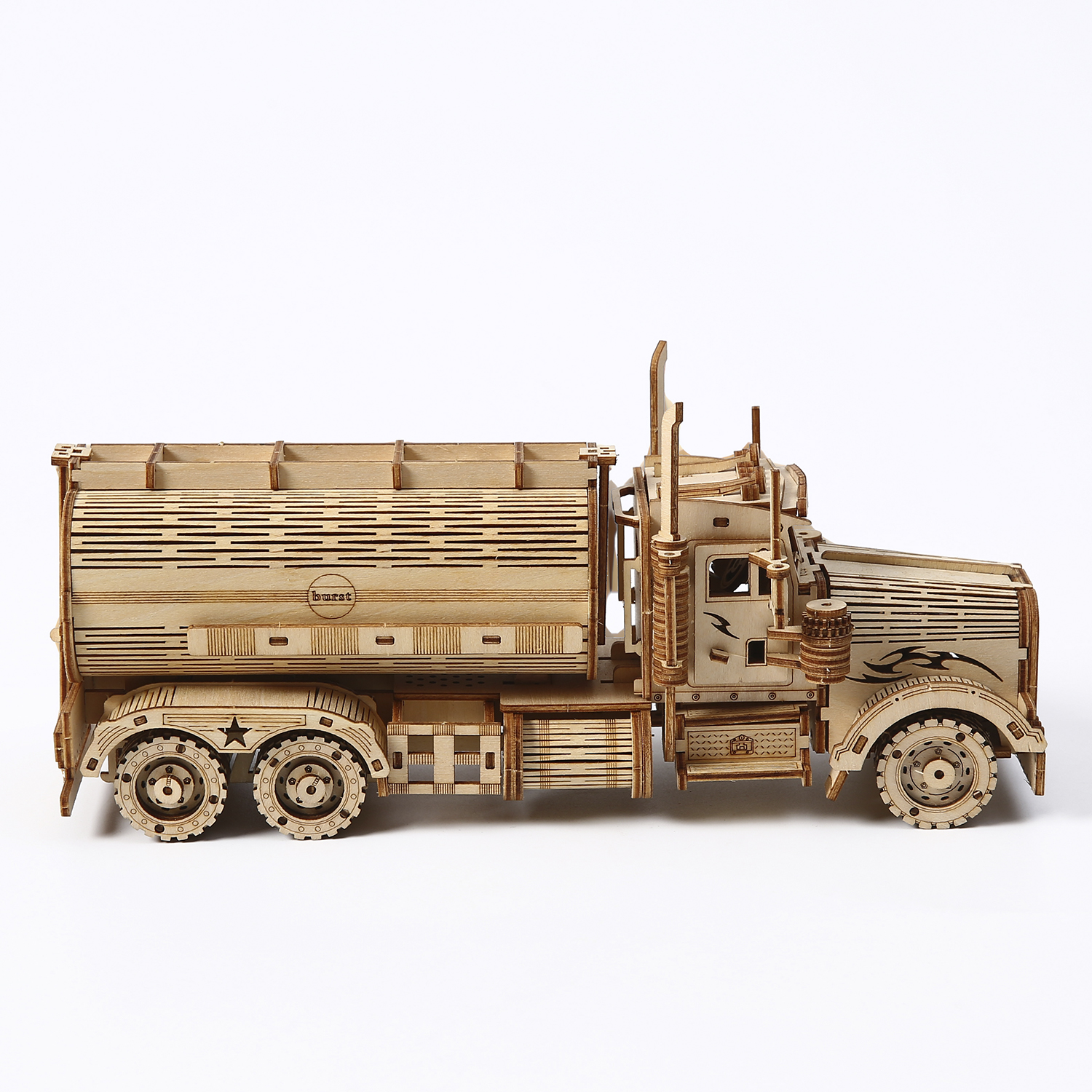 Un modello in legno di un camion cisterna con ruote dettagliate e serbatoio cilindrico.