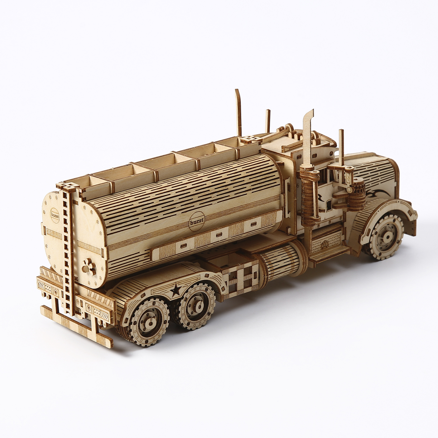 Un dettagliato modello in legno di un camion cisterna, con ruote multiple e dettagli intricati.