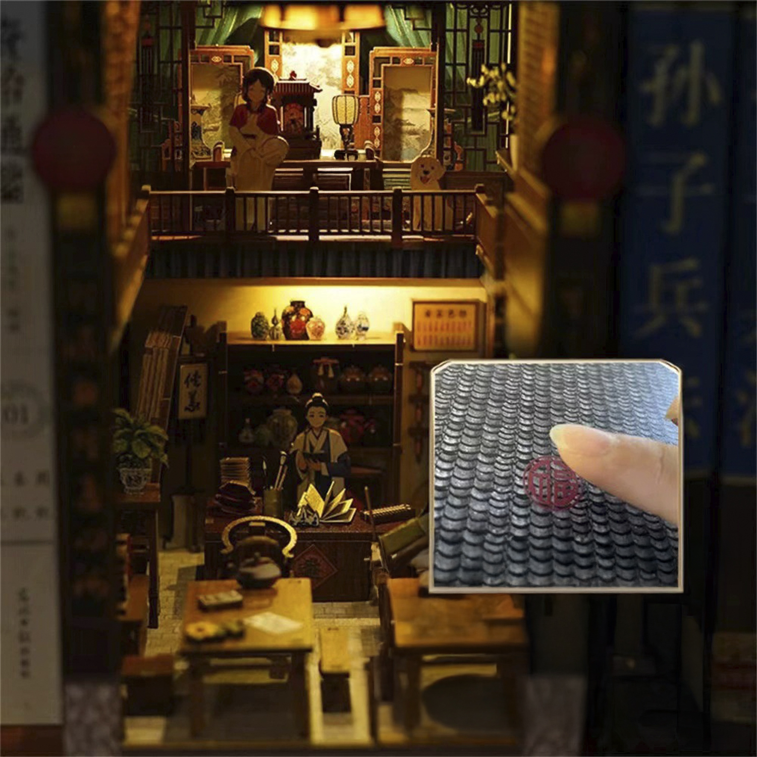 Casa in miniatura con figure, mobili e decorazioni, primo piano texture tegole.
