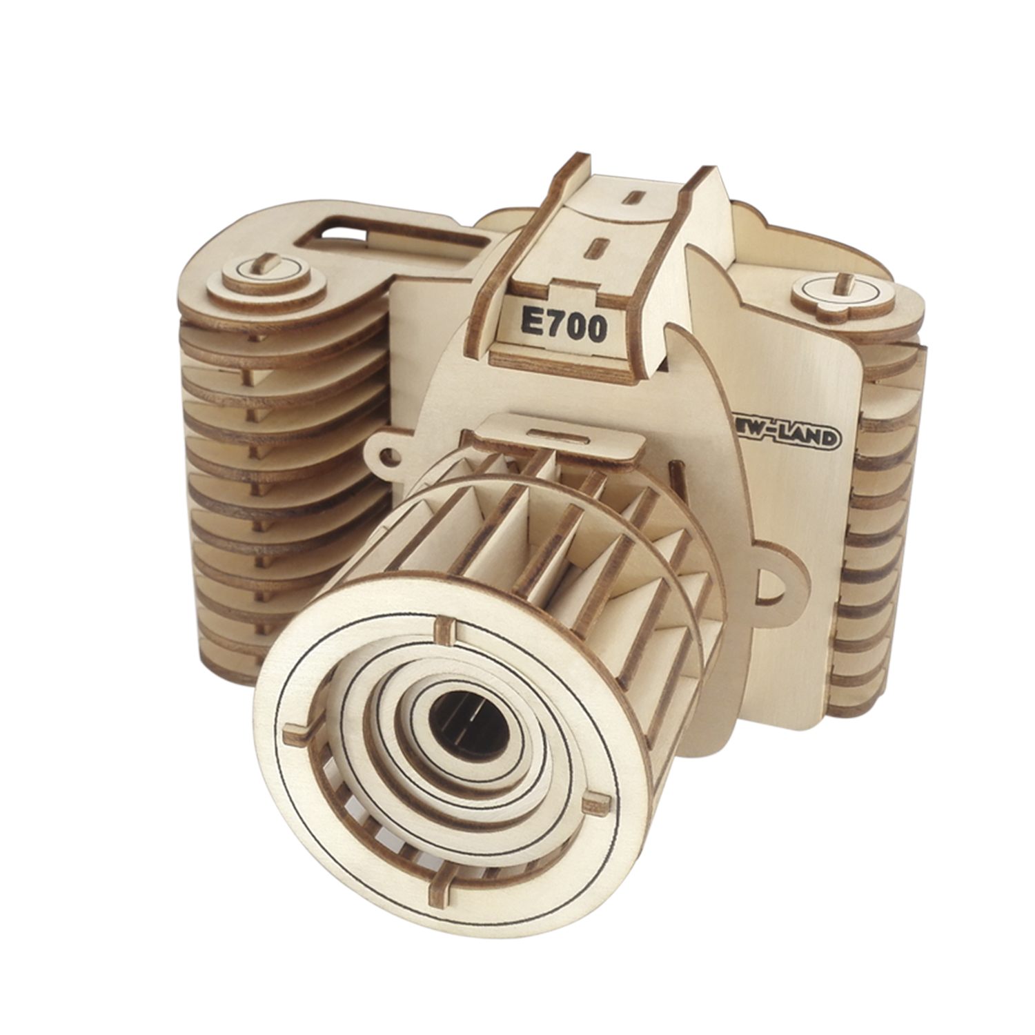 Una fotocamera modello in legno con etichette "E700" e "EW-LAND" è mostrata su sfondo bianco.