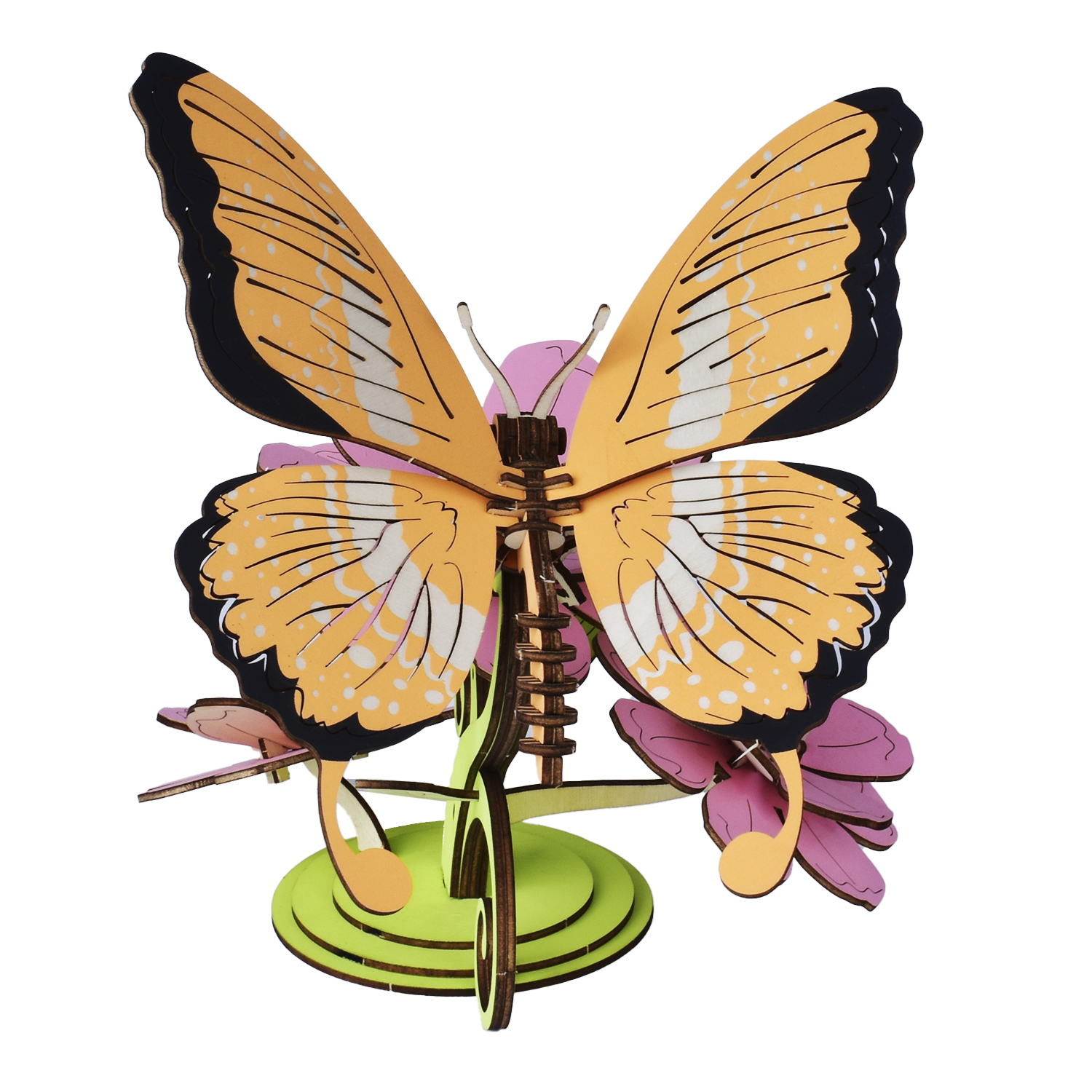 Una farfalla di legno con ali arancioni su una base verde con fiori rosa.