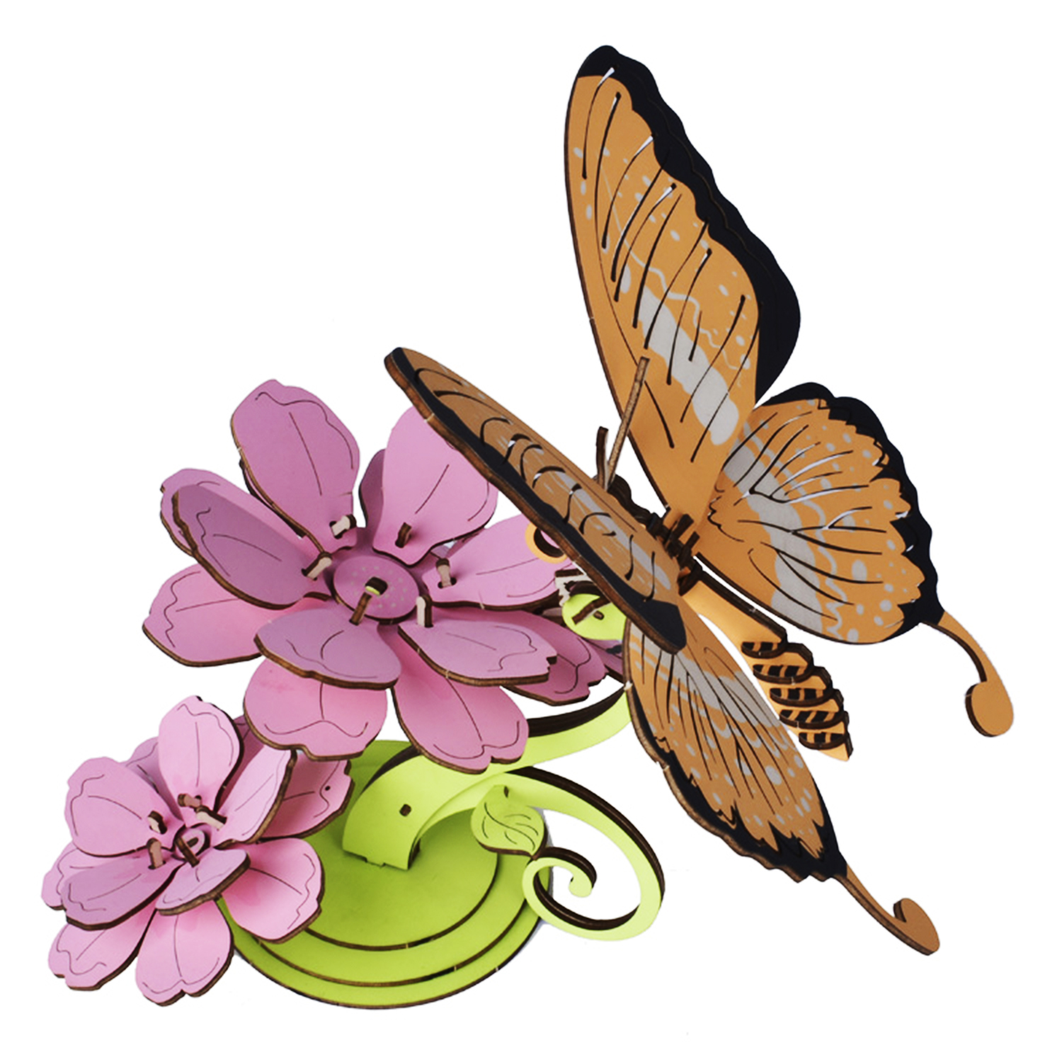 Un modello in legno di una farfalla arancione e nera su fiori rosa.