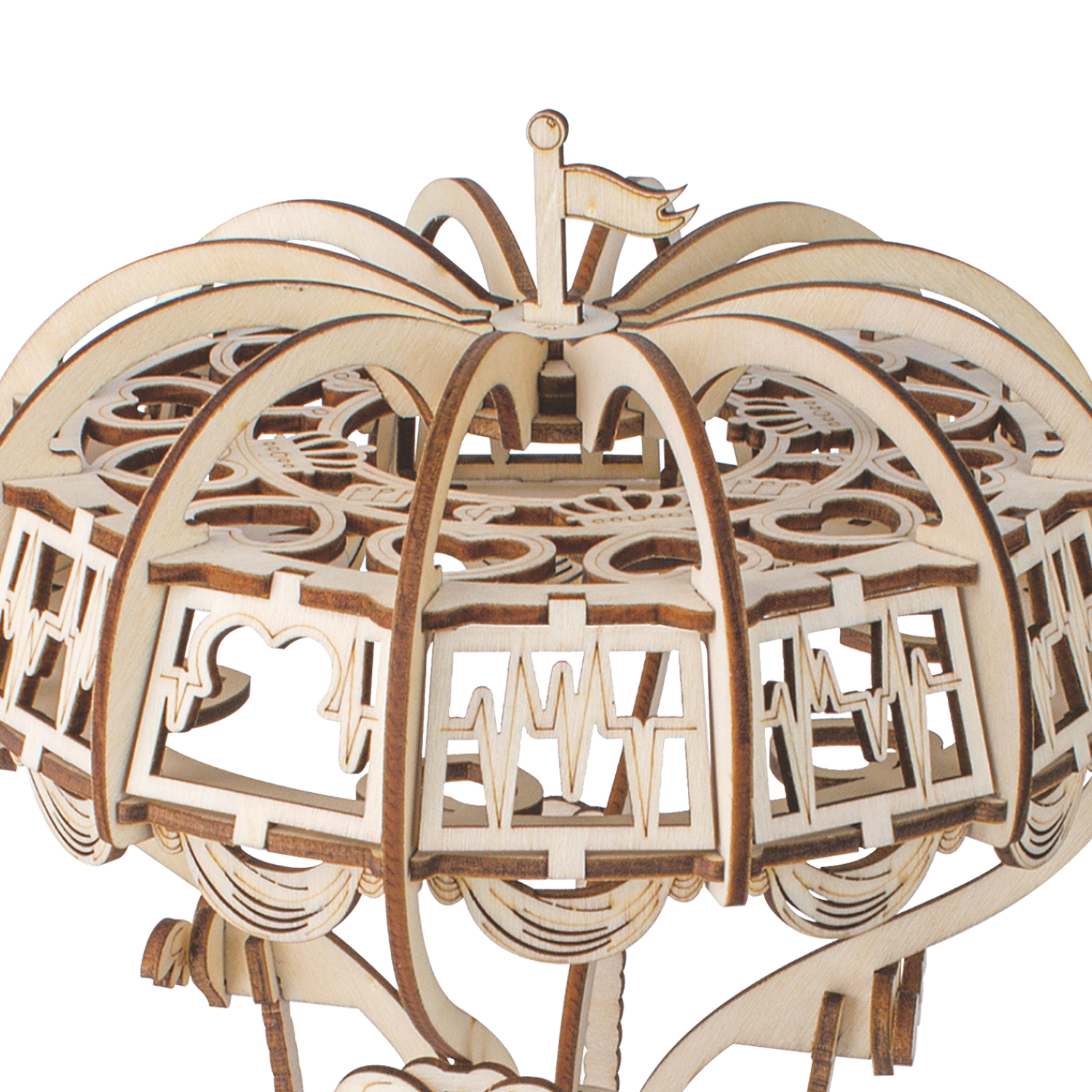 Un modello di giostra in legno con dettagli intricati e una piccola bandiera.