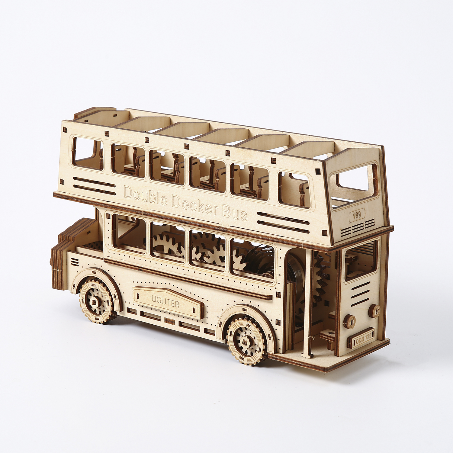 Un modello in legno di un autobus a due piani con ingranaggi e sedili visibili.