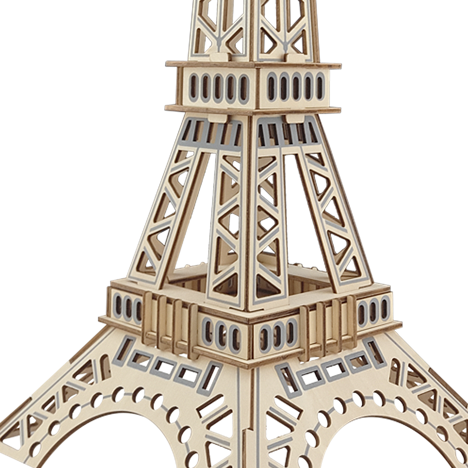 Primo piano di un modello in legno della Torre Eiffel con intricati motivi geometrici.