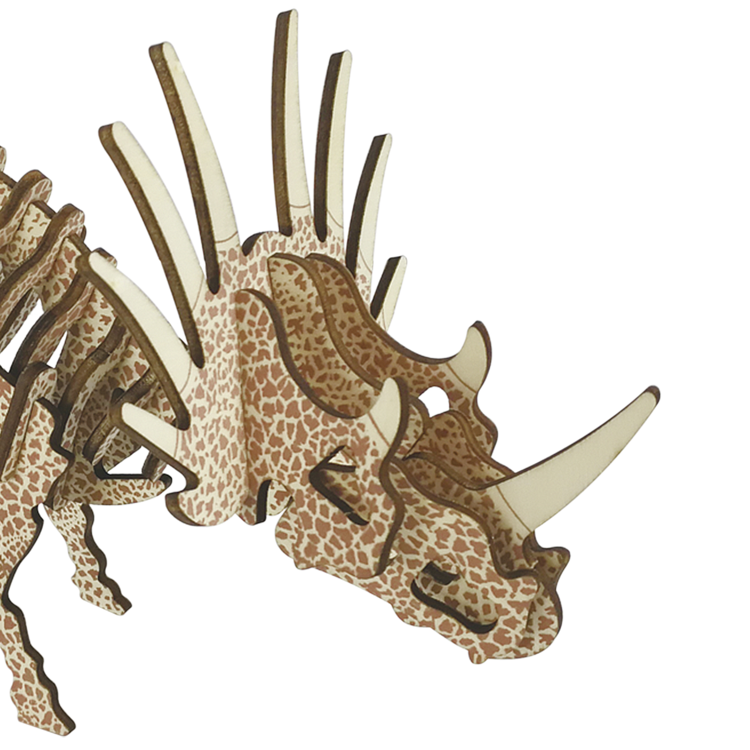 Un puzzle di dinosauro in legno con macchie marroni e un corno.