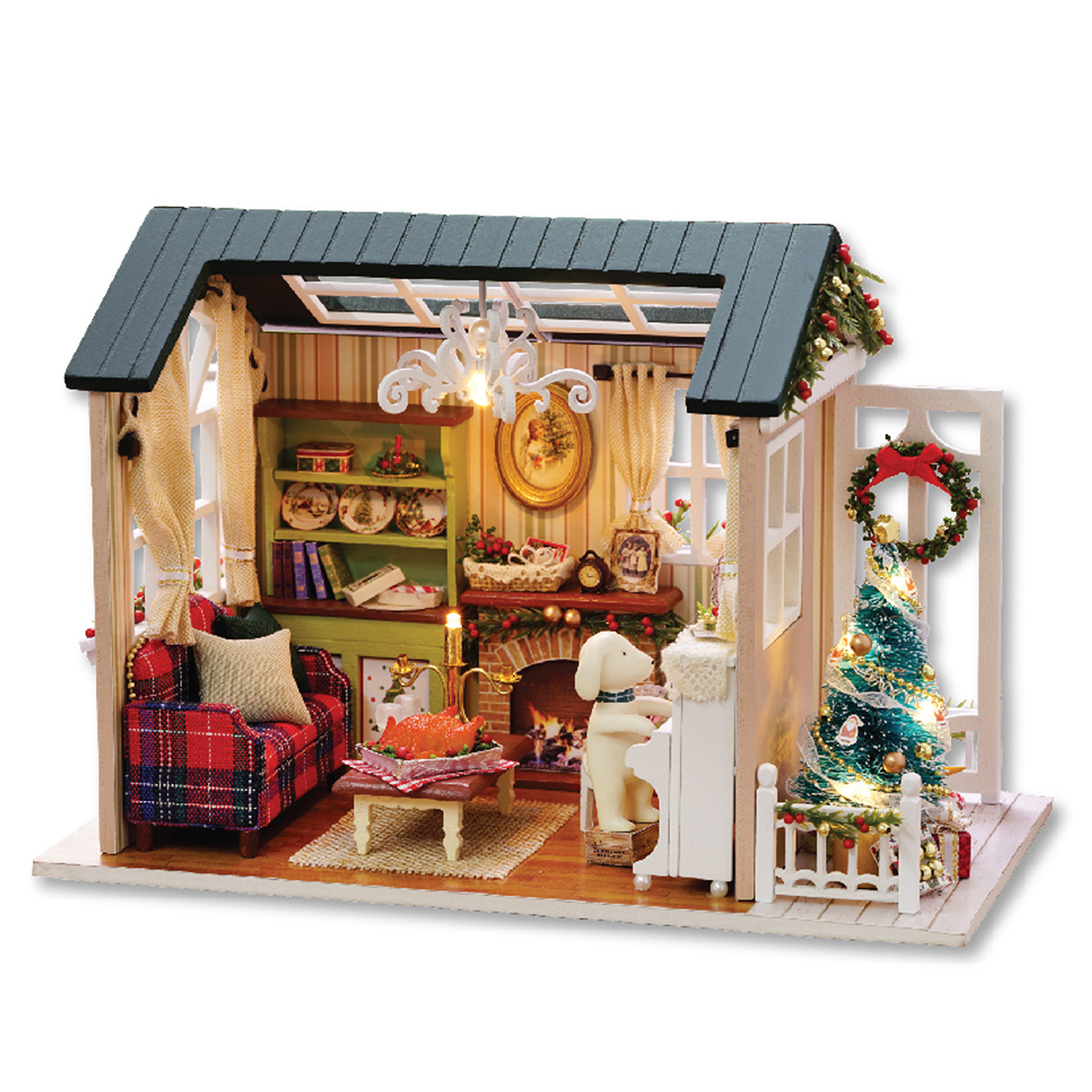 Casa natalizia in miniatura con camino, divano, pianoforte e albero.