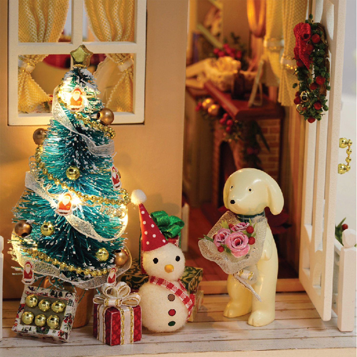 Un cane con fiori si trova accanto a un pupazzo di neve e un albero di Natale.