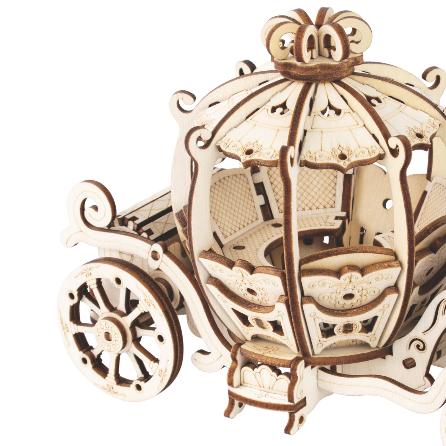 Particolare di un modello di carrozza in legno con intagli intricati.