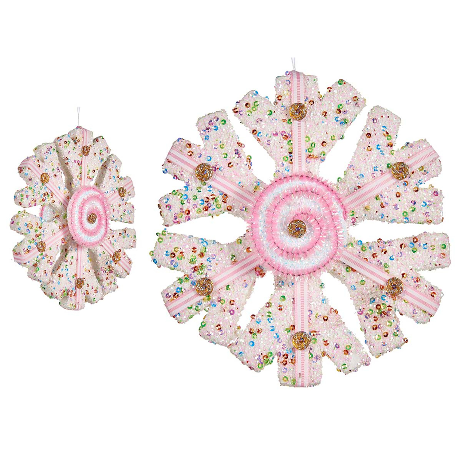 Due ornamenti a fiocco di neve bianchi con nastri rosa e paillettes colorate.