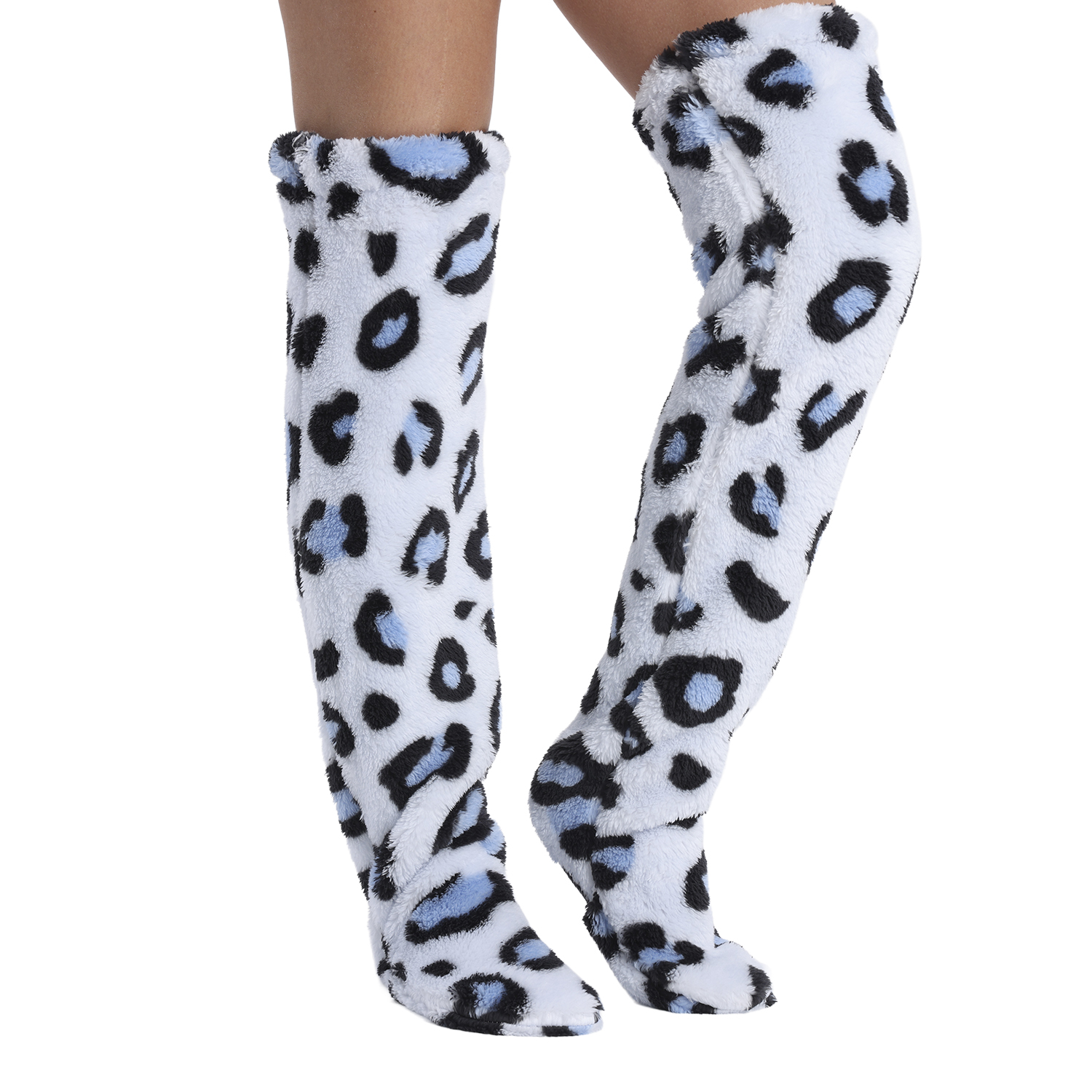 Calze over-the-knee in pile con stampa leopardata blu su bianco.