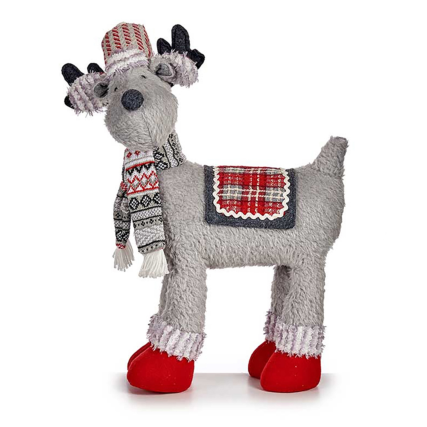 Una renna di peluche grigia con cappello, sciarpa, sella e stivali rossi.