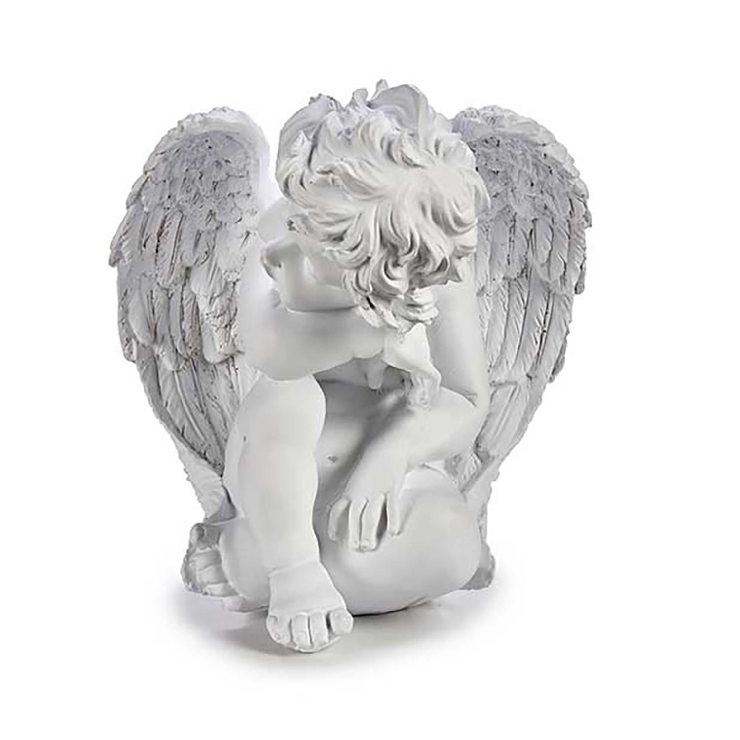 Una statua di angelo bianca siede con gli occhi chiusi e le ginocchia raccolte.