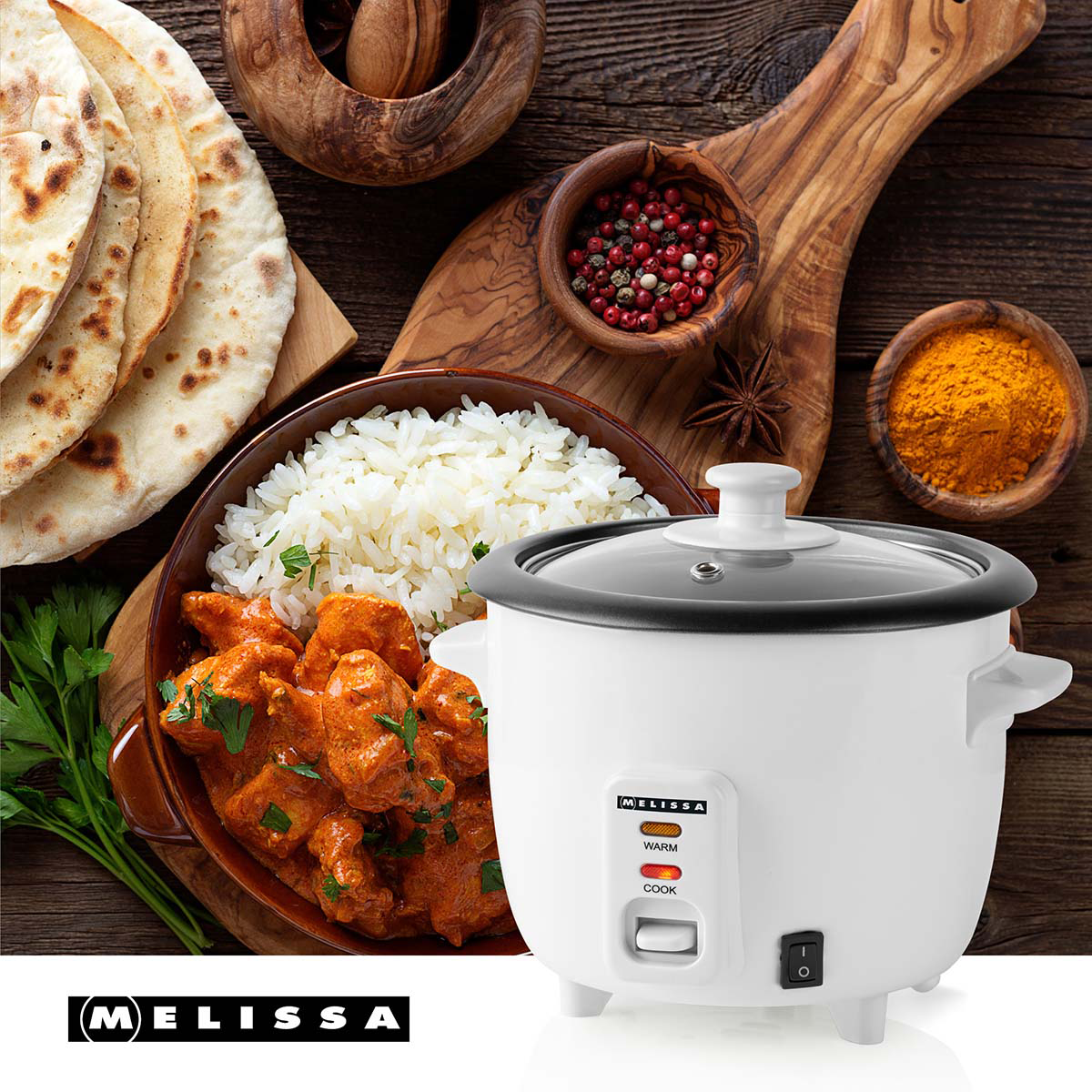 Biała parowar do ryżu obok miski z kurczakiem w maśle i ryżem.