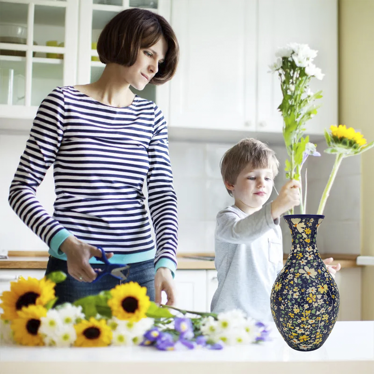 Madre e figlio sistemano fiori in cucina. Un bouquet colorato giace in primo piano.