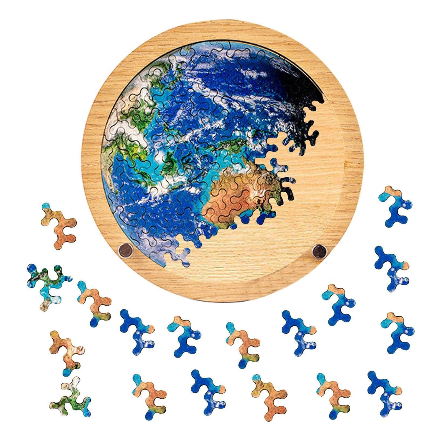 Un puzzle circolare in legno raffigurante la Terra con pezzi sparsi intorno.