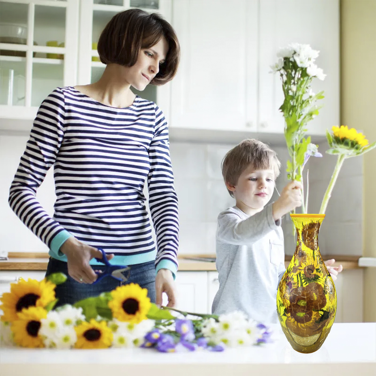 Donna taglia fiori con forbici. Bambino tiene fiori vicino a un vaso.