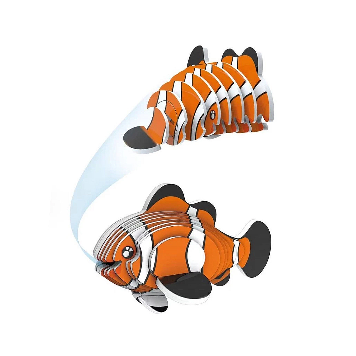 Un pez payaso de madera en capas, naranja y blanco, separándose de una pila.