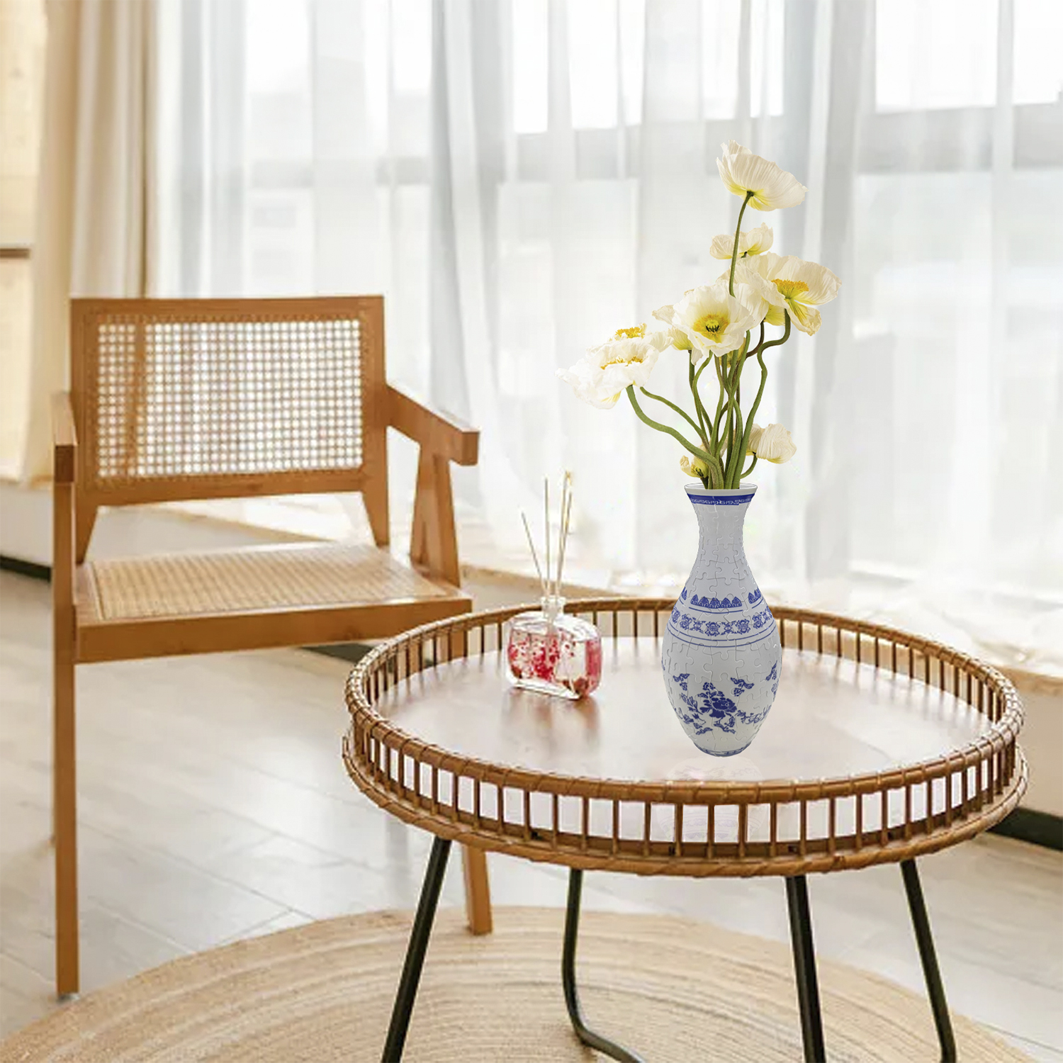 Una sedia di legno e un tavolo rotondo con vaso di fiori bianchi.
