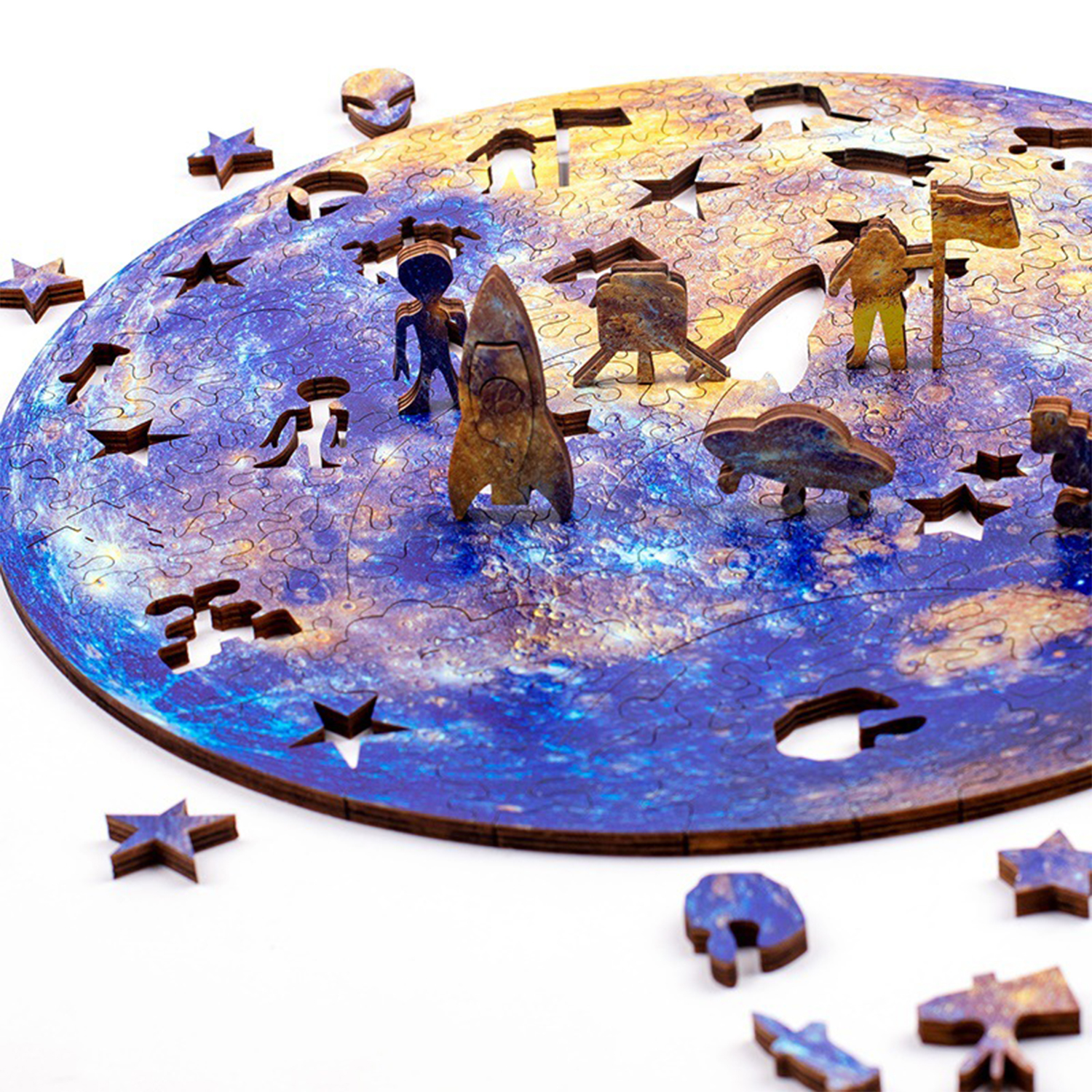 Puzzle spaziale con astronauti, razzo, stelle e un UFO su una superficie planetaria.