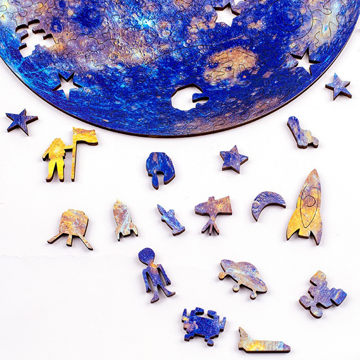 Pezzi di puzzle spaziale in legno: pianeta, razzi, astronauti, stelle, ufo.