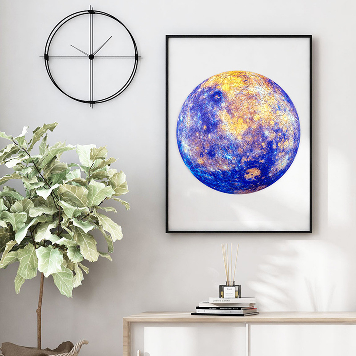 Un'opera d'arte incorniciata di un pianeta con sfumature blu e gialle è appesa a un muro accanto a un orologio.