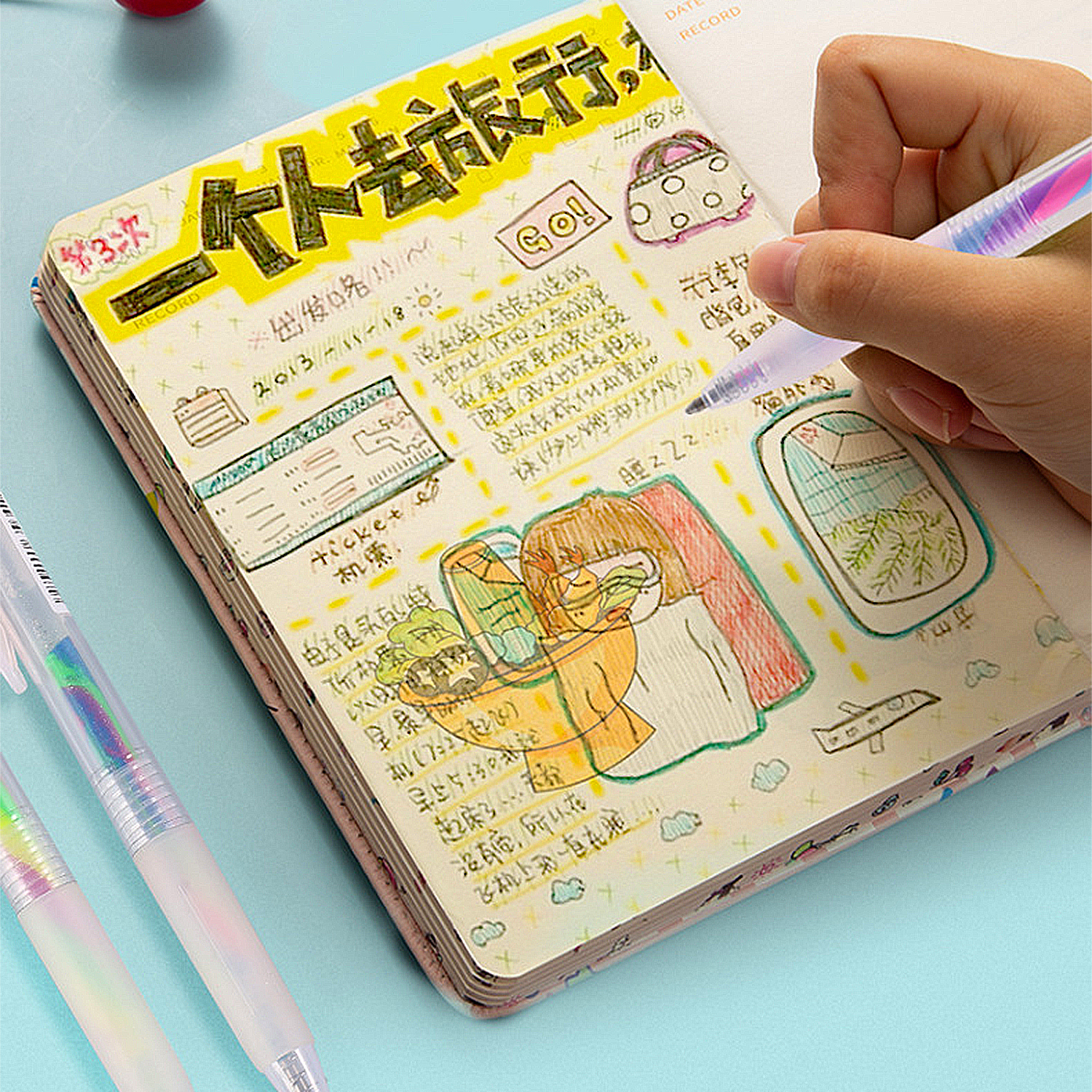 Una mano escribe en un diario de viaje con dibujos y texto.