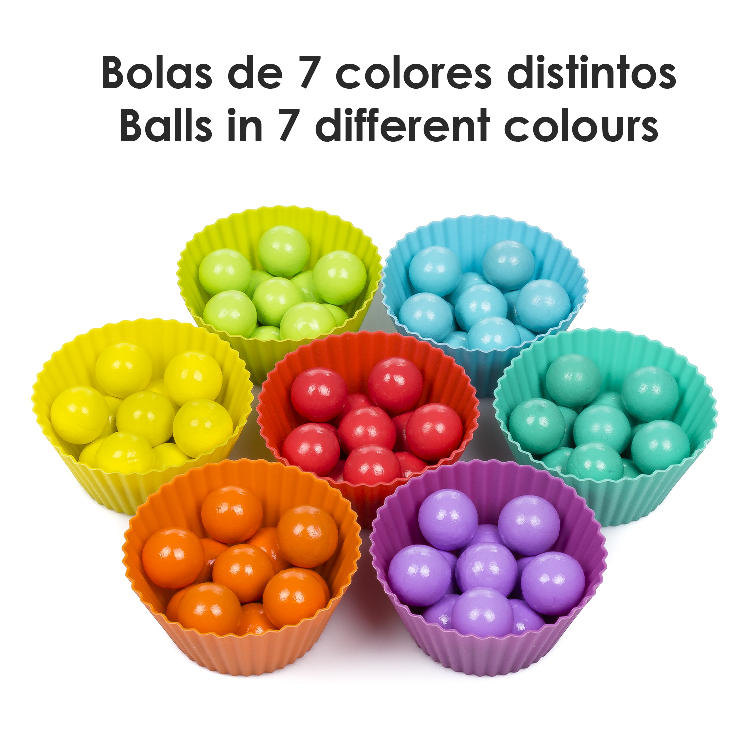 Siete moldes de silicona coloridos llenos de bolas de diferentes colores.