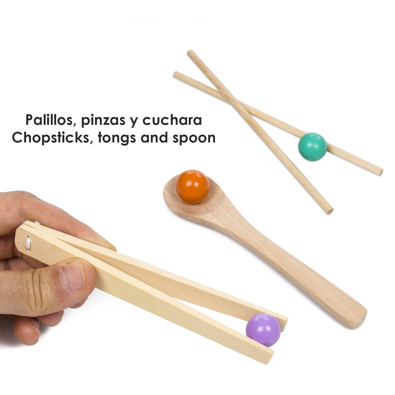 Palillos, pinzas y cuchara con bolas de colores.