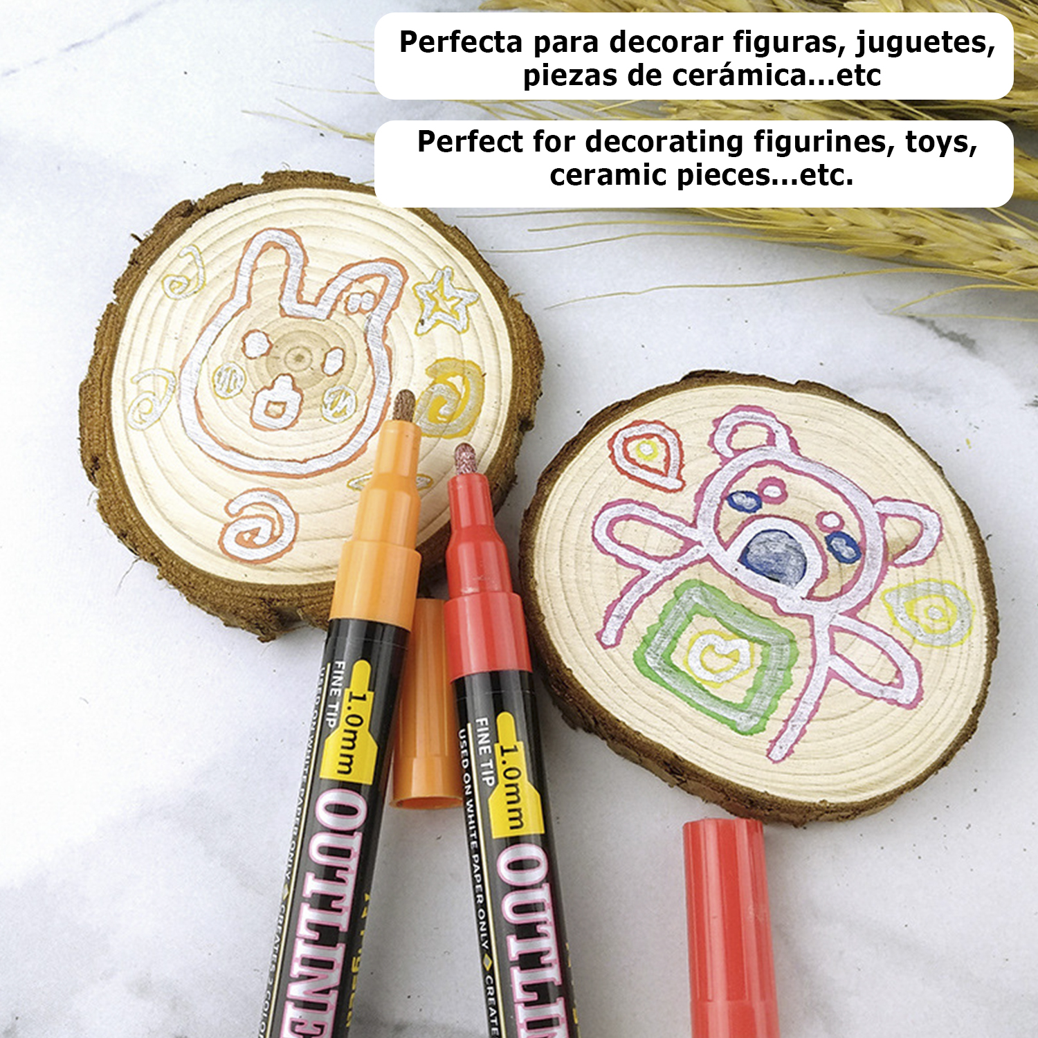 Rodajas de madera decoradas con rotuladores: conejo y oso. Dos rotuladores de contorno cerca.