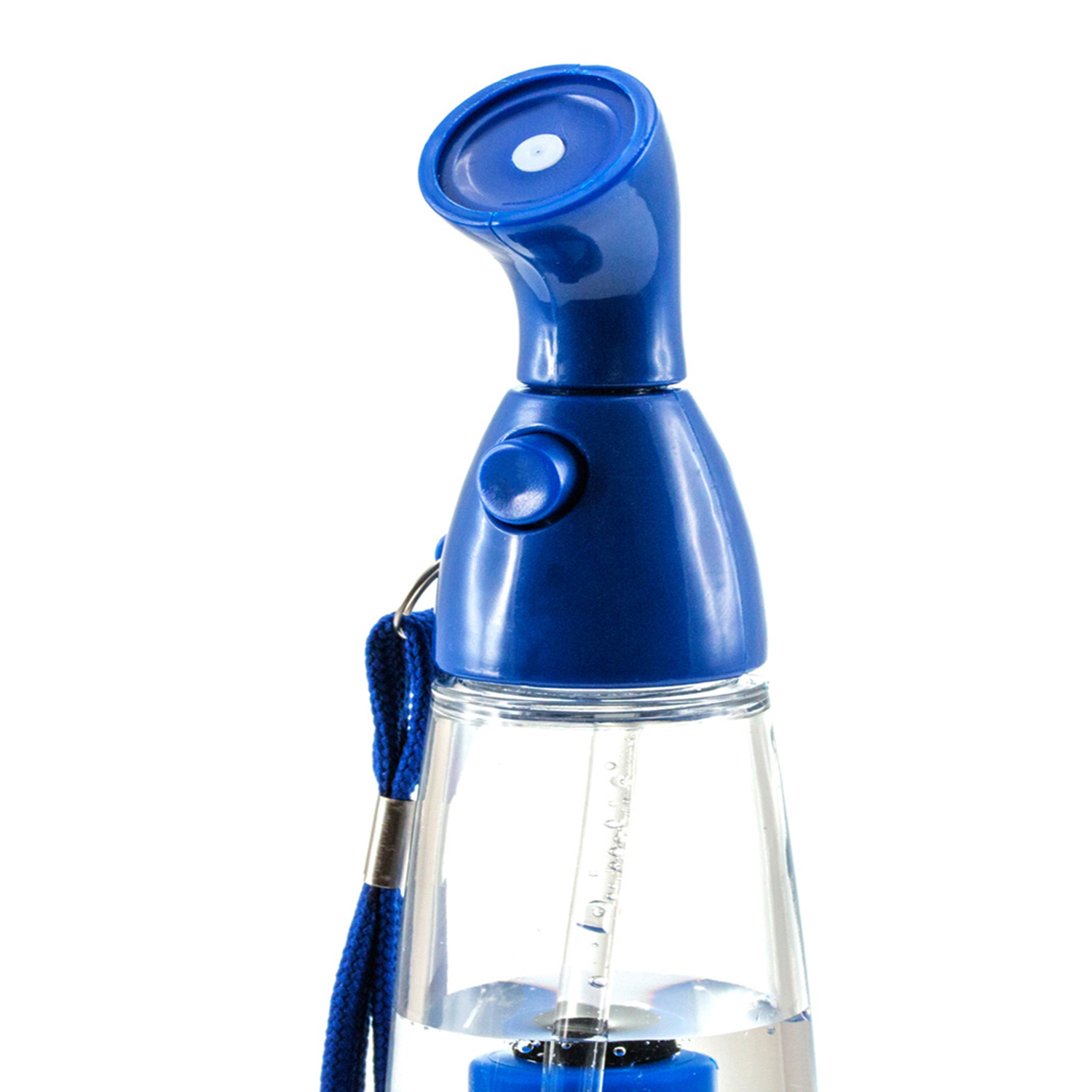Una botella pulverizadora azul con recipiente transparente y cordón.