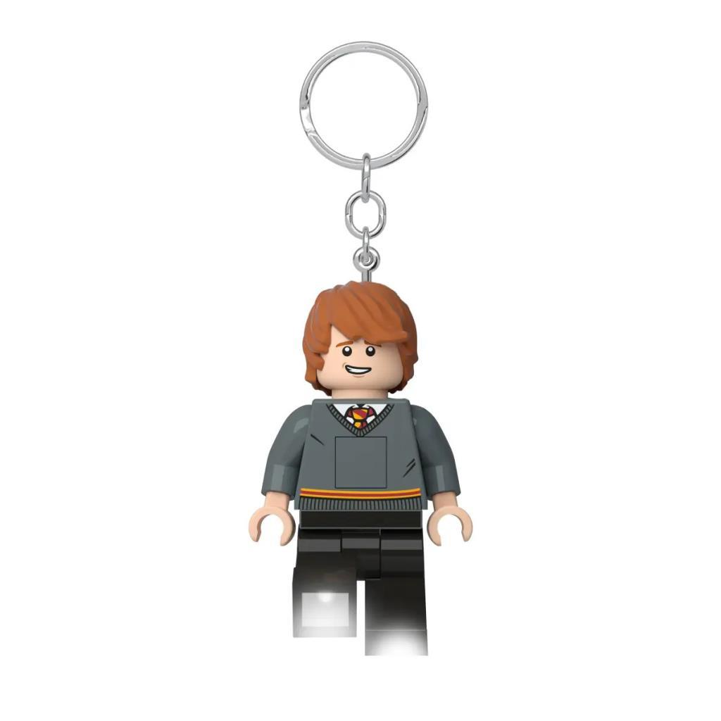 Un llavero Lego con una figura estilo Hogwarts de pelo rojo y uniforme gris.