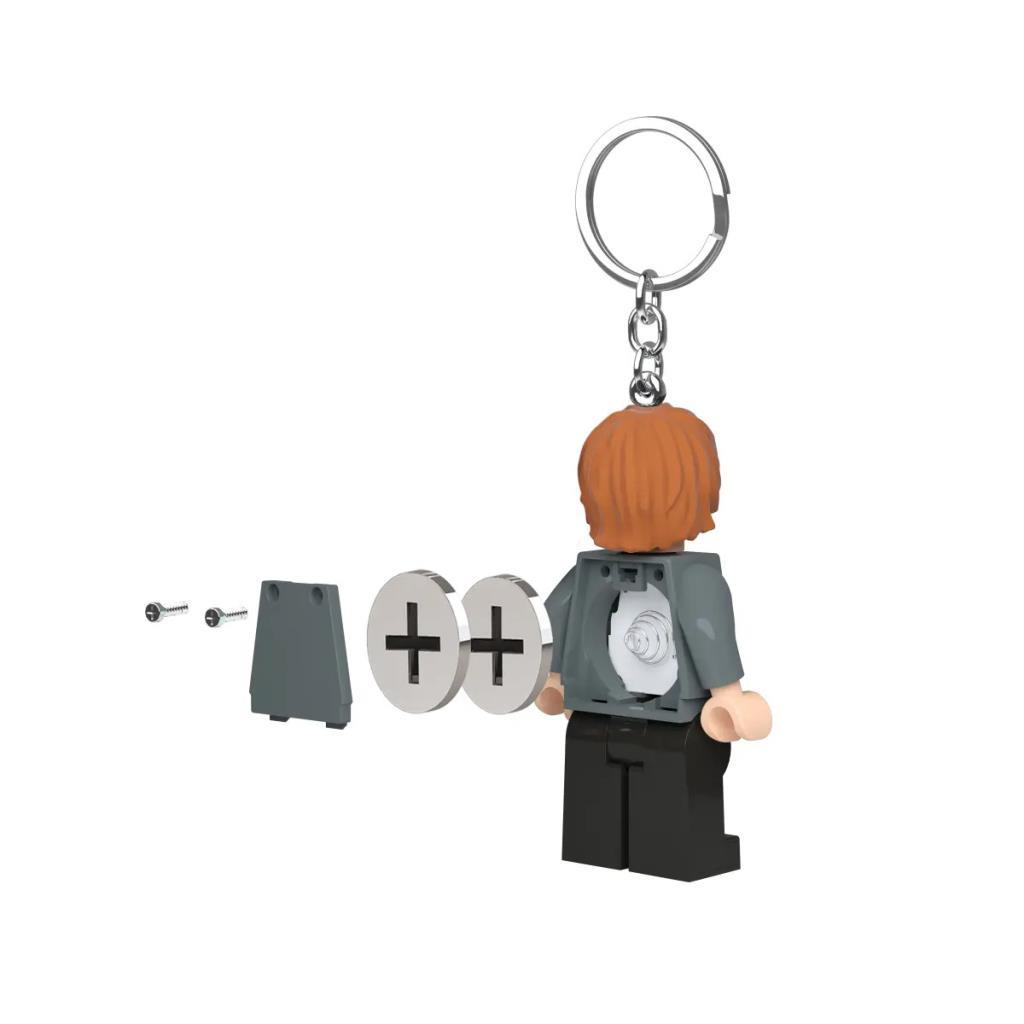 Un llavero Lego de un niño pelirrojo. Se muestran piezas de accesorios.