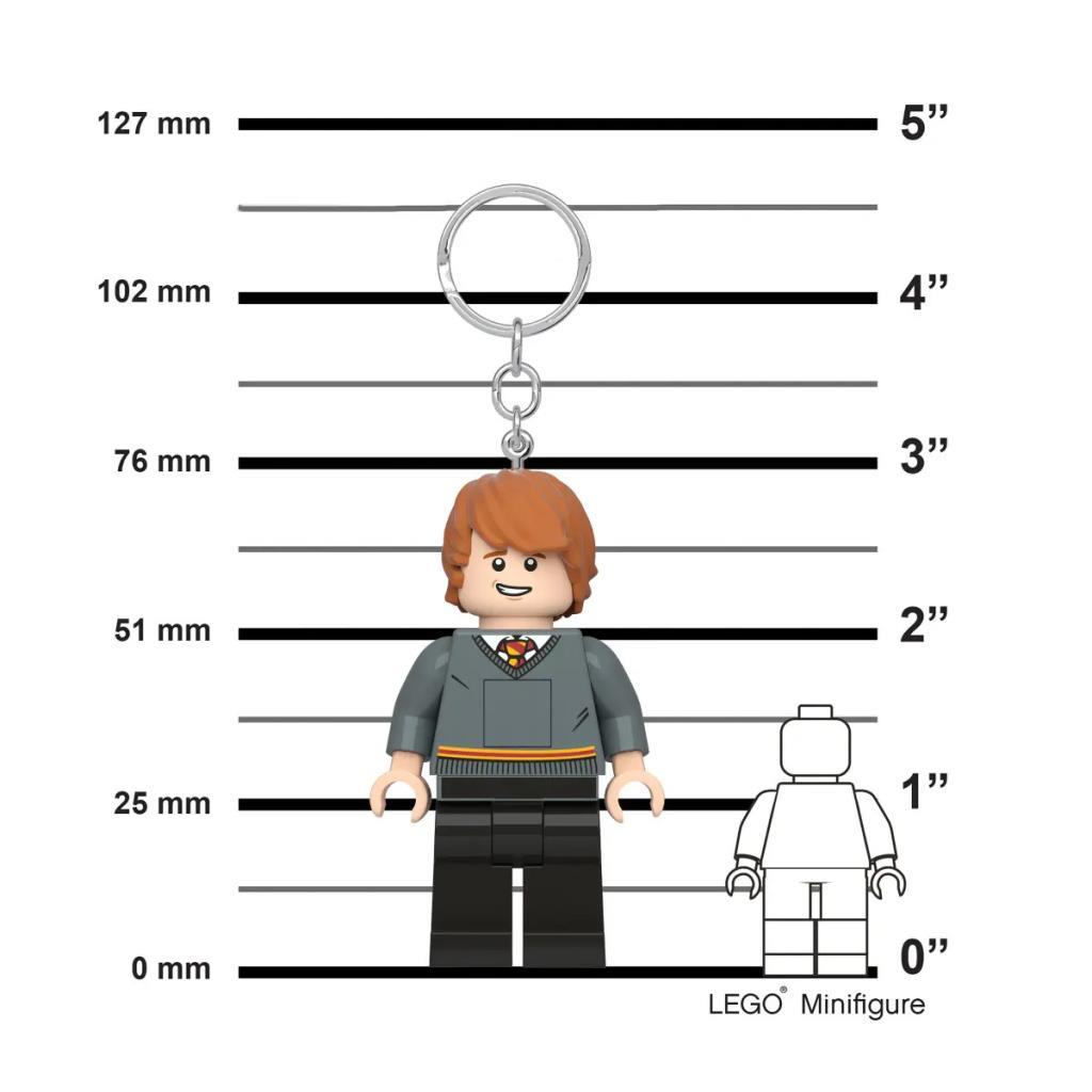 Un llavero de minifigura LEGO con pelo rojo y uniforme de Hogwarts.