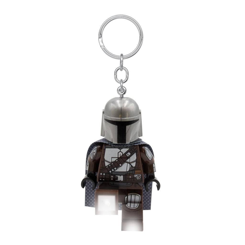 Un llavero de Lego del Mandaloriano con casco plateado y armadura marrón.