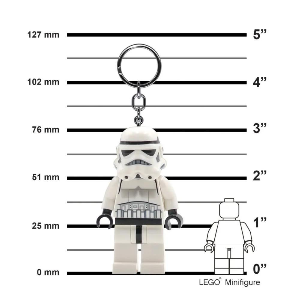 Bir Fırtına Askeri Lego anahtarlığı, bir boyut tablosu ve standart bir Lego minifigürü yanında gösteriliyor.