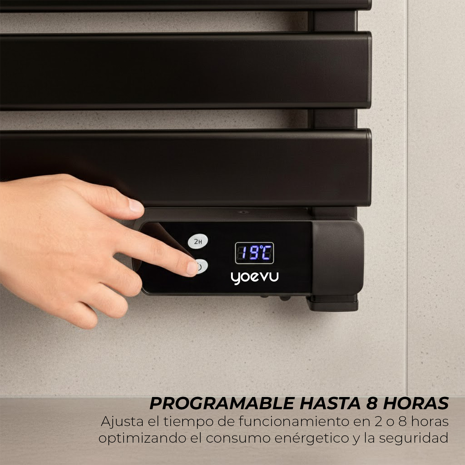 Una mano toca un panel de control con pantalla de temperatura y botones.