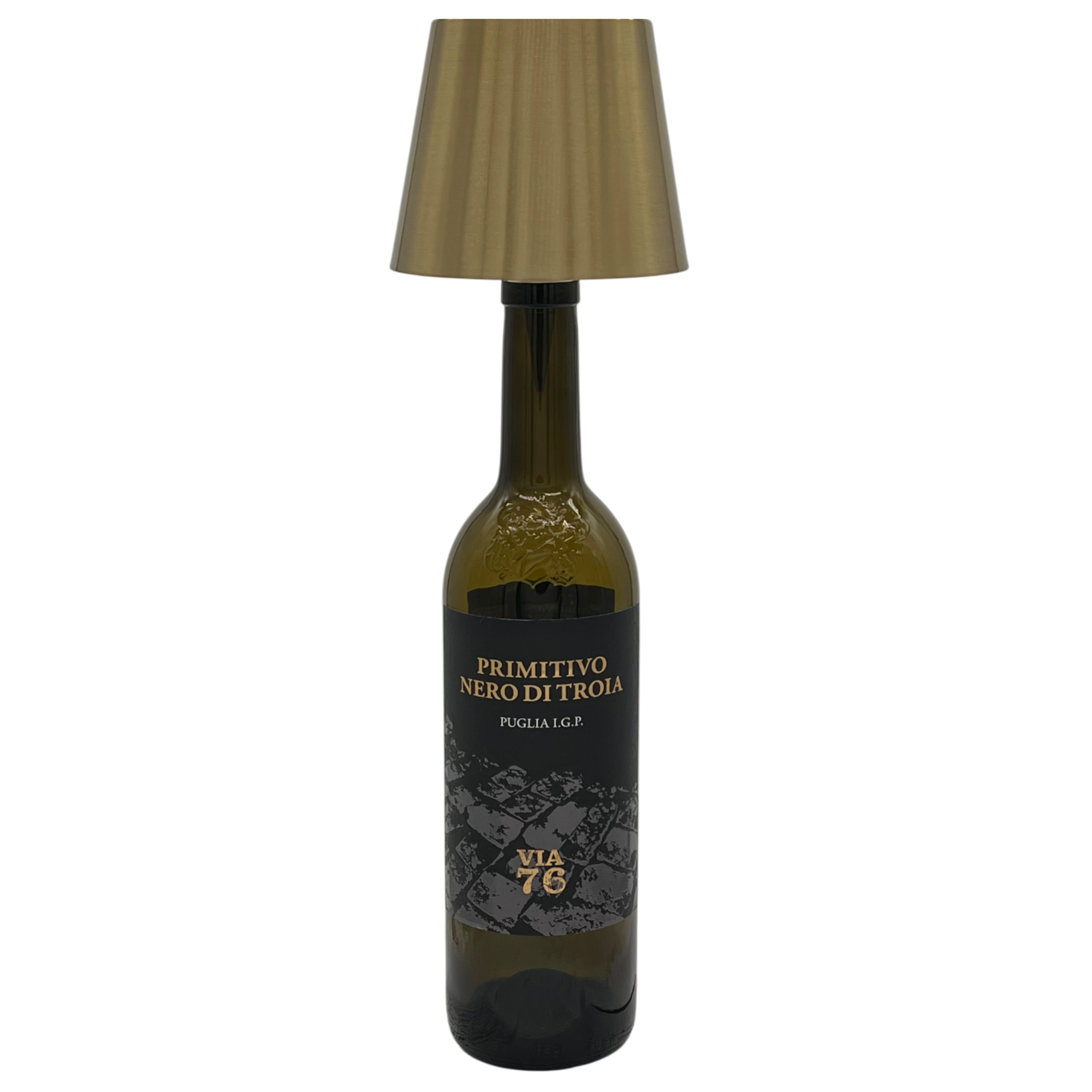 Eine goldene Lampe auf einer Weinflasche mit schwarzem Etikett.