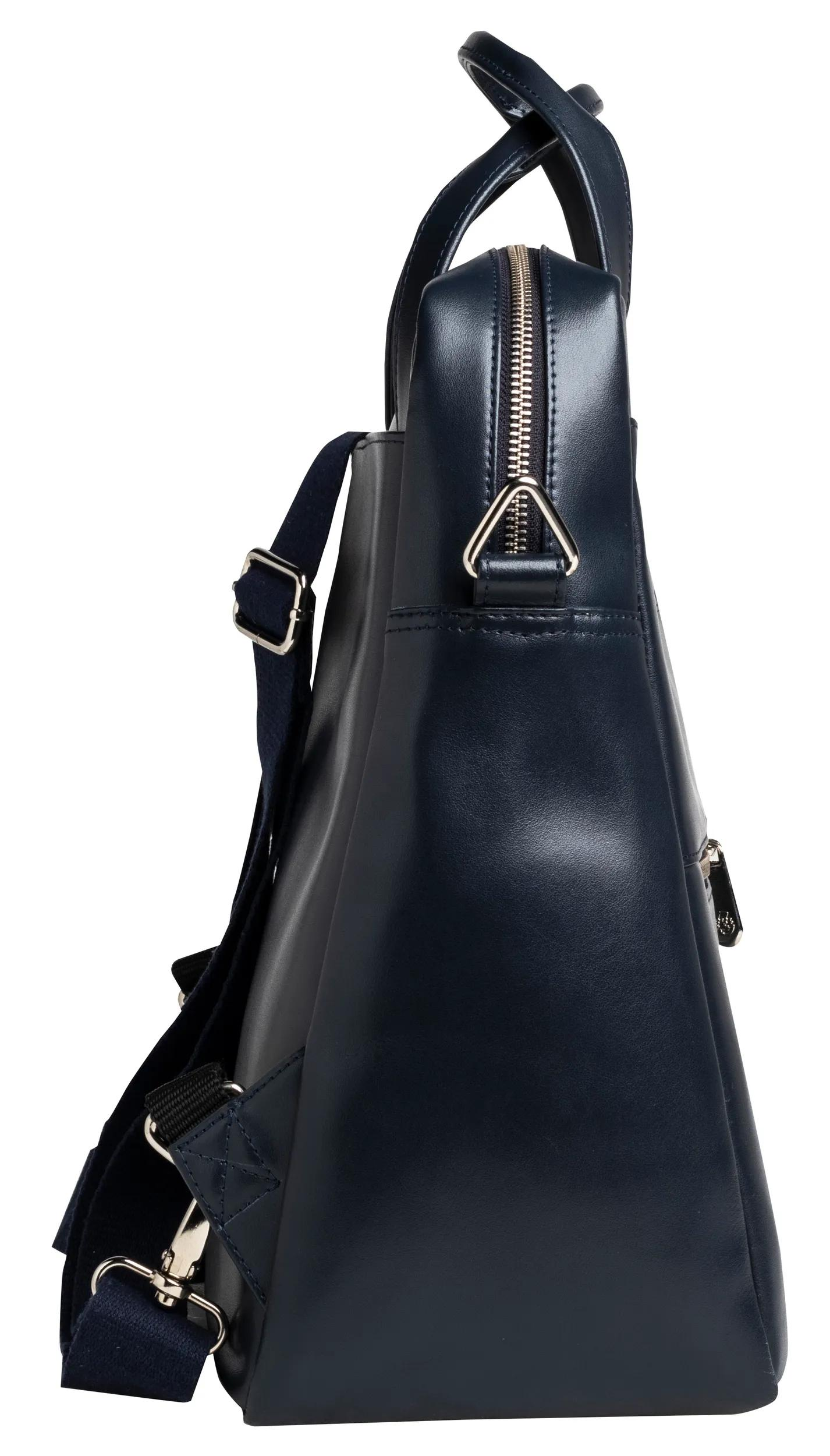 Bolso de cuero azul oscuro con cremalleras y correas plateadas.