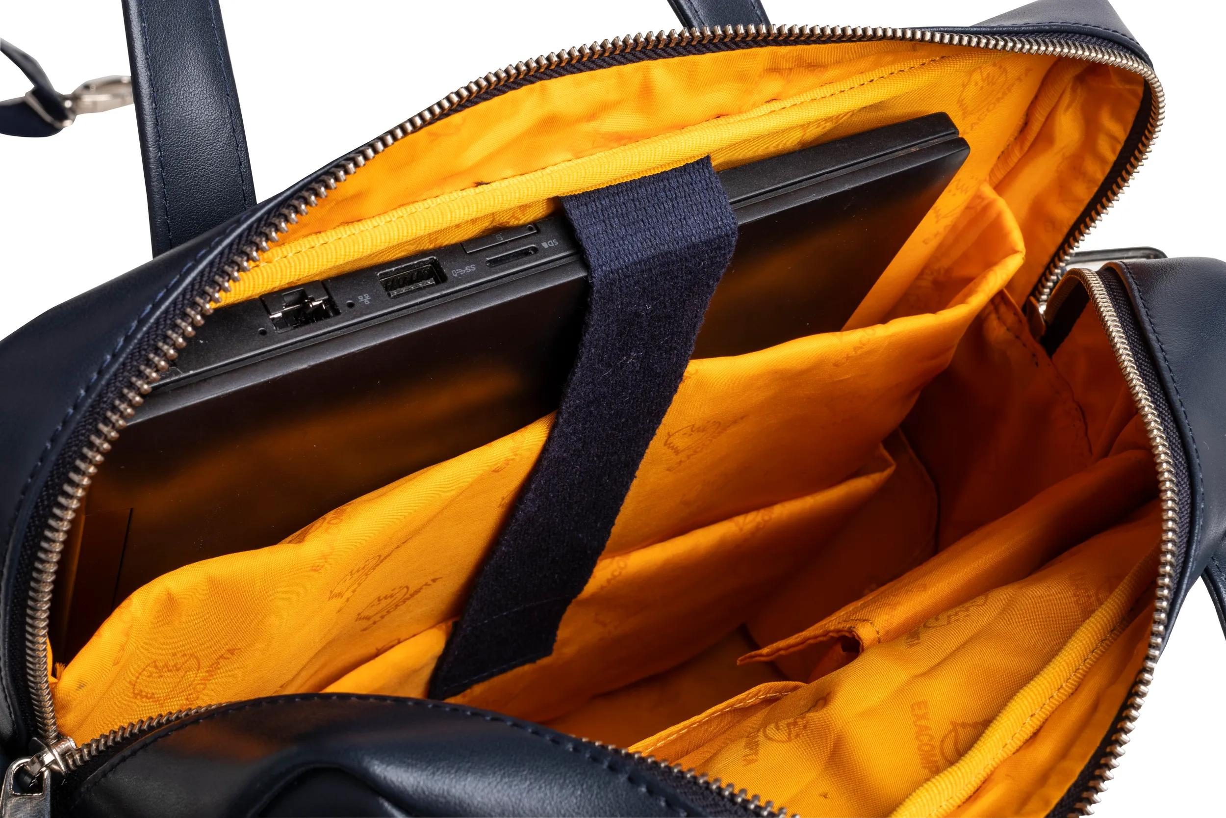 Bolso de cuero azul marino con forro amarillo, funda para portátil con puertos.