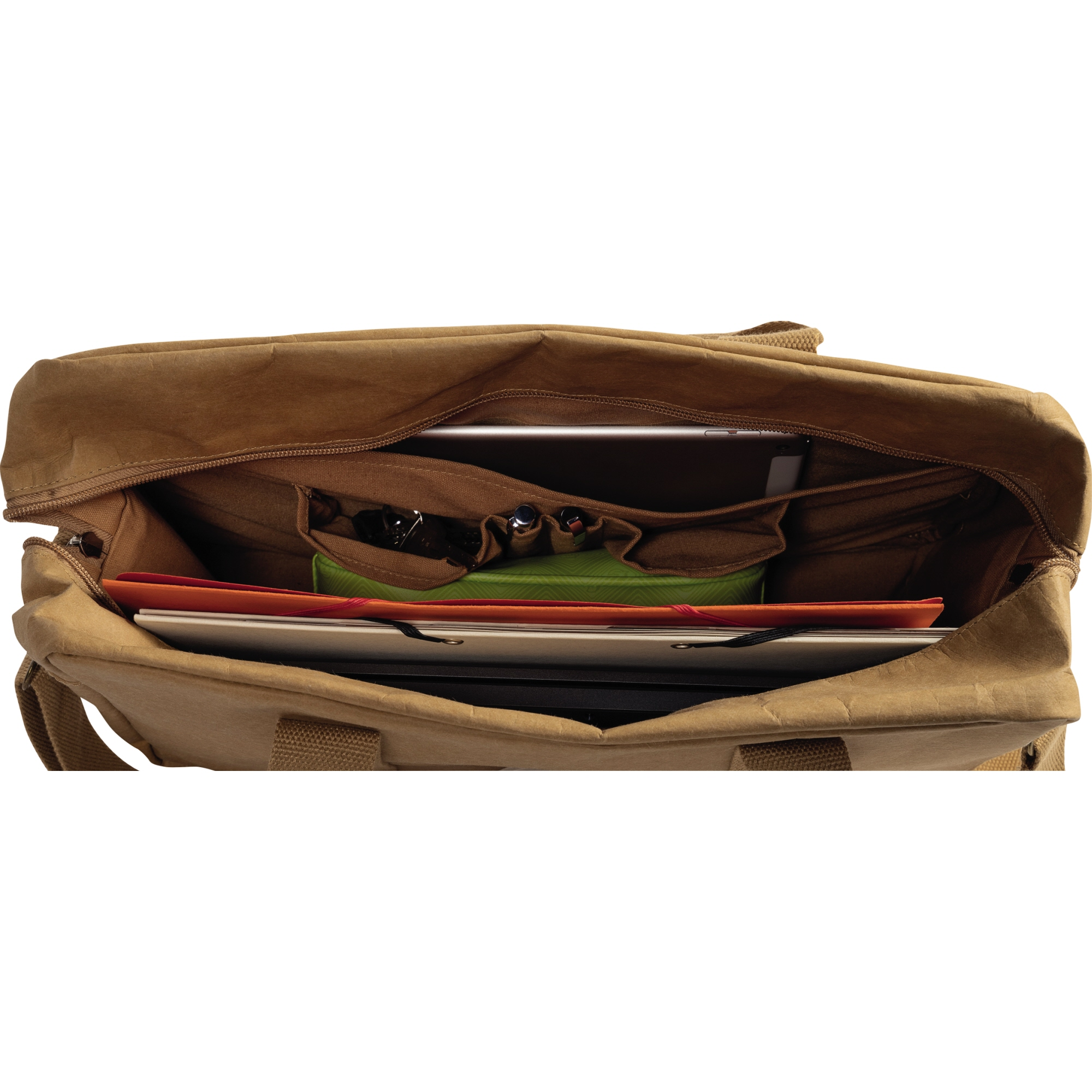Bolso marrón abierto con tablet, libreta, bolígrafos y carpeta naranja dentro.