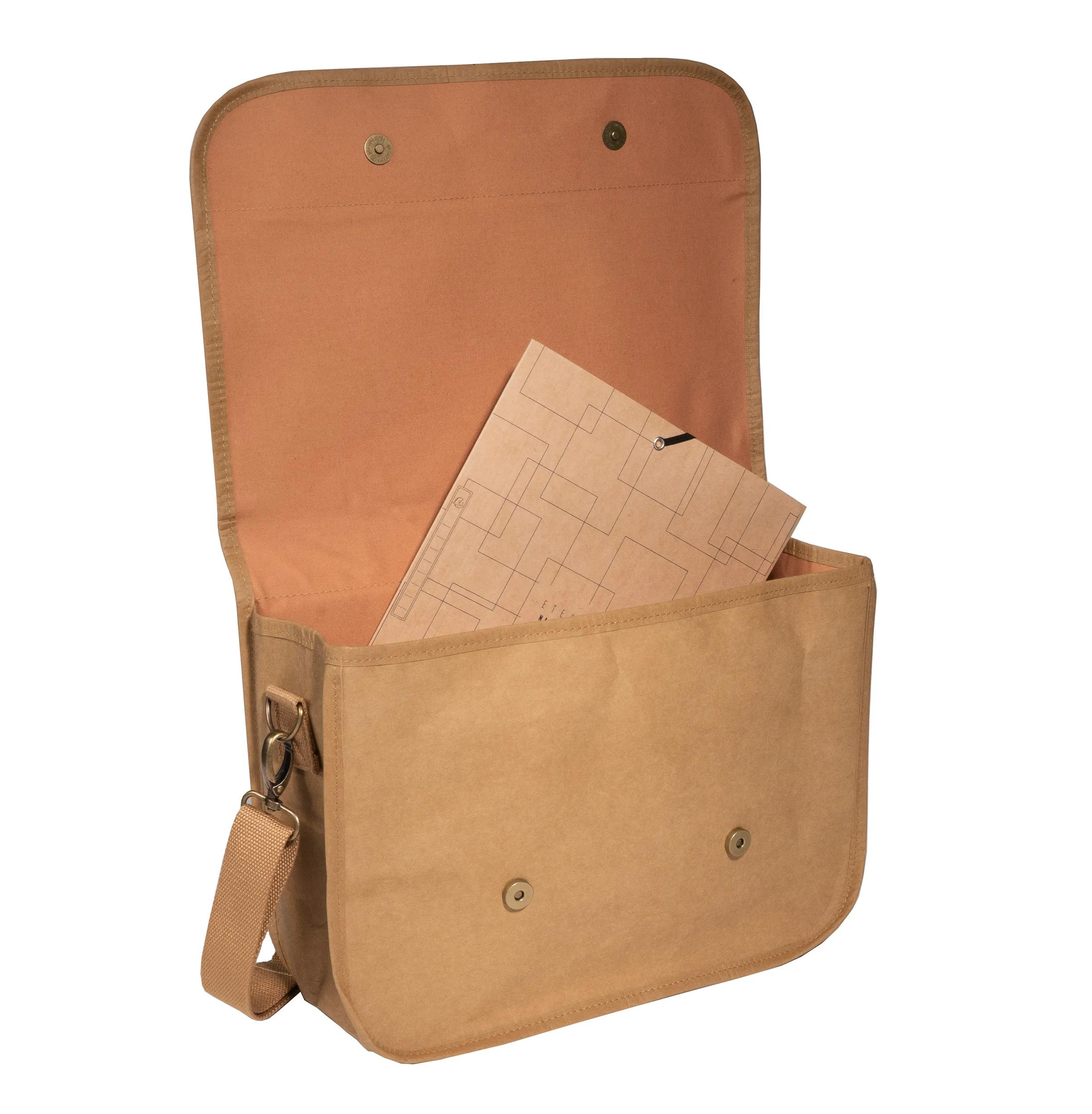 Una bolsa de mensajero marrón con una carpeta marrón dentro.