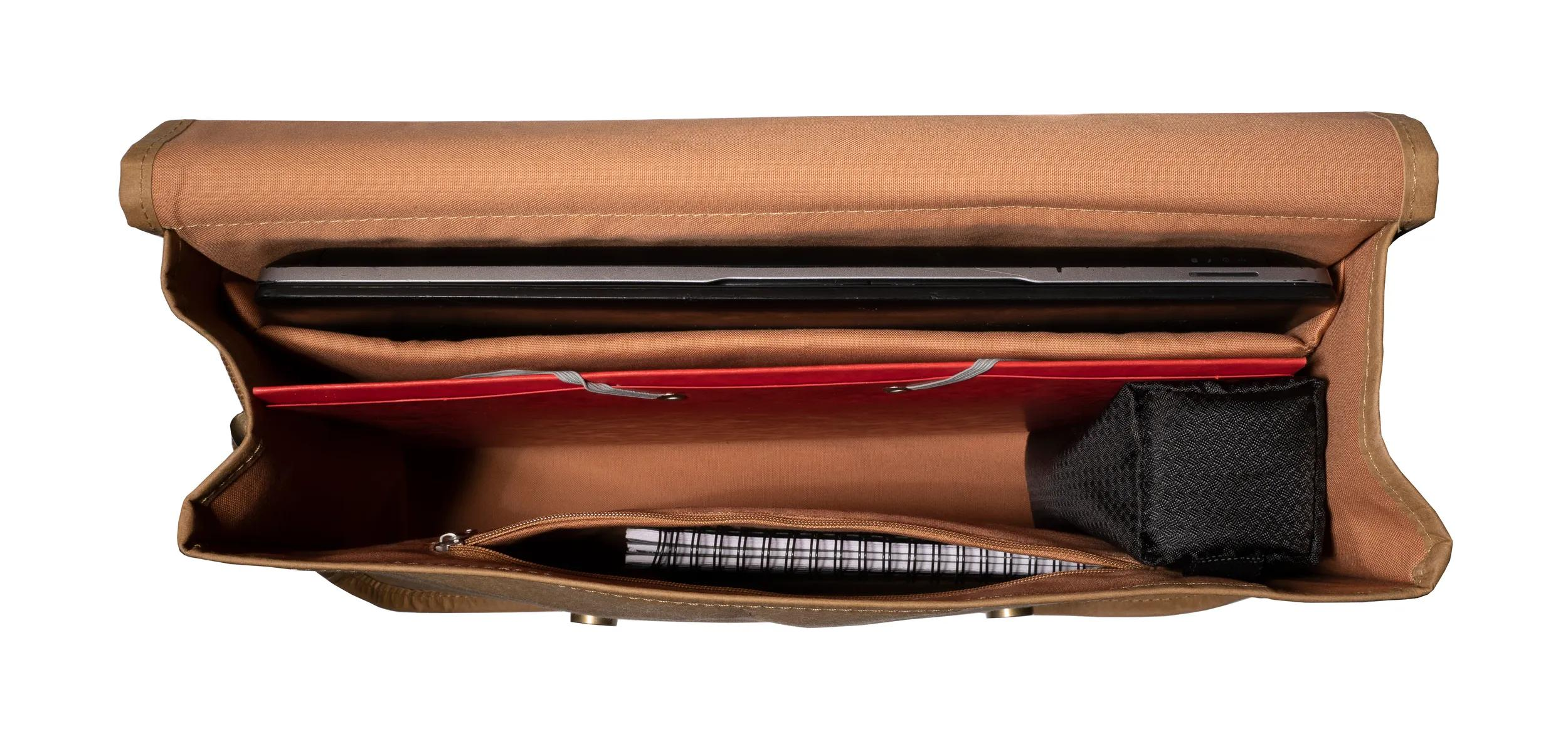 Bolso marrón con portátil, carpetas rojas, libreta y bolsa negra.