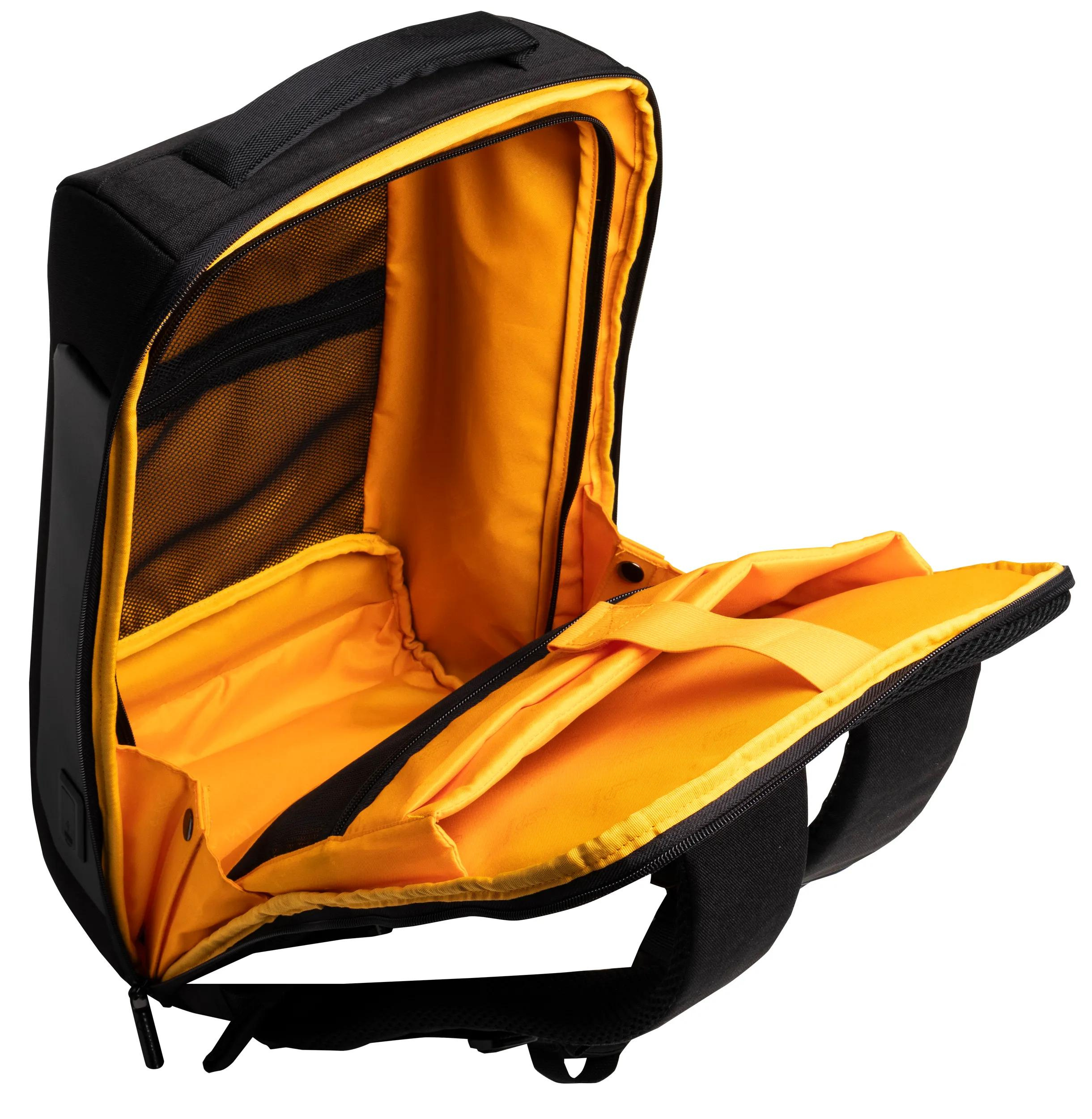 Una mochila negra abierta con forro interior naranja brillante y compartimentos.