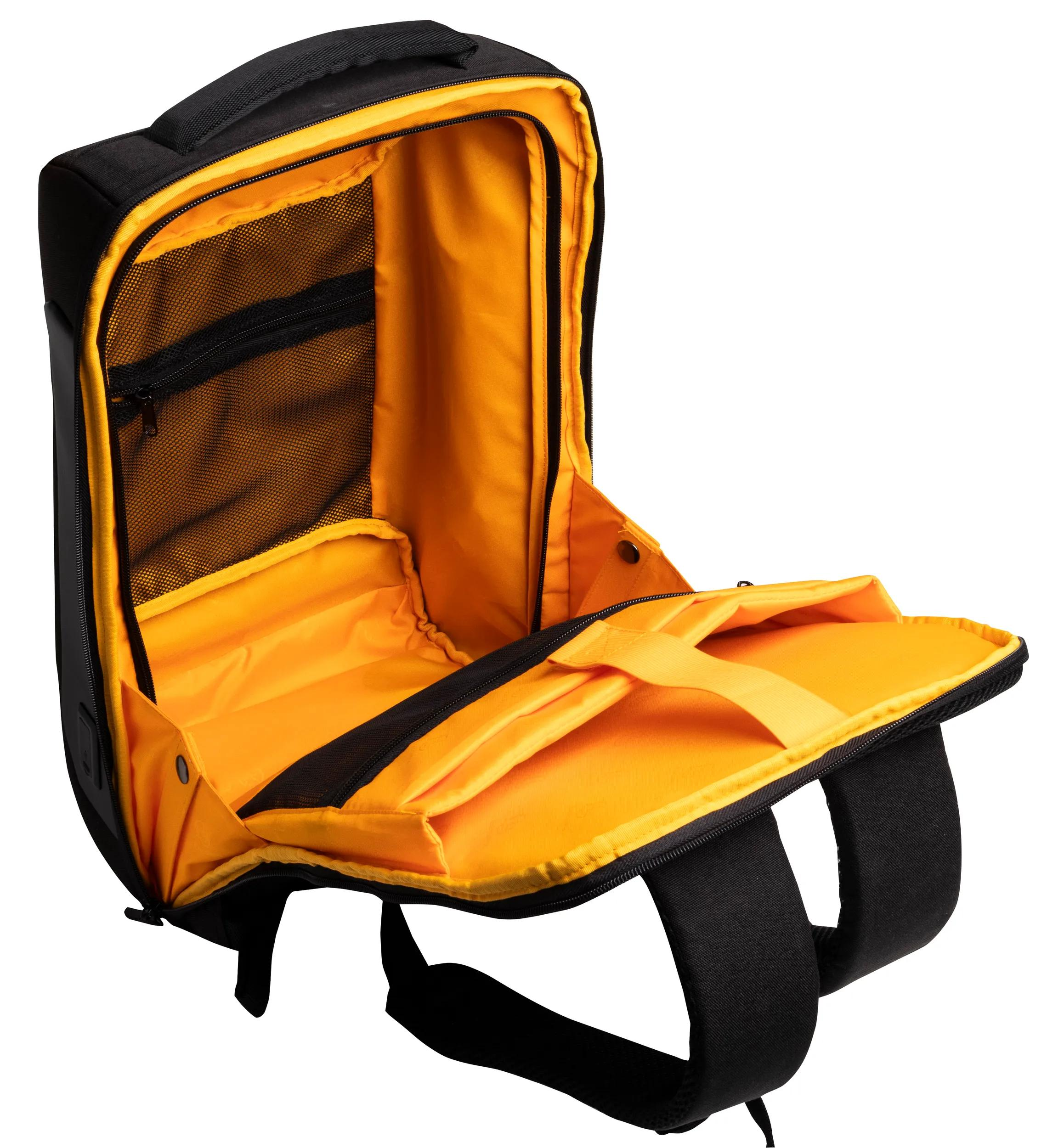 Mochila negra abierta con forro naranja y bolsillos de malla. Su solapa frontal está abierta.