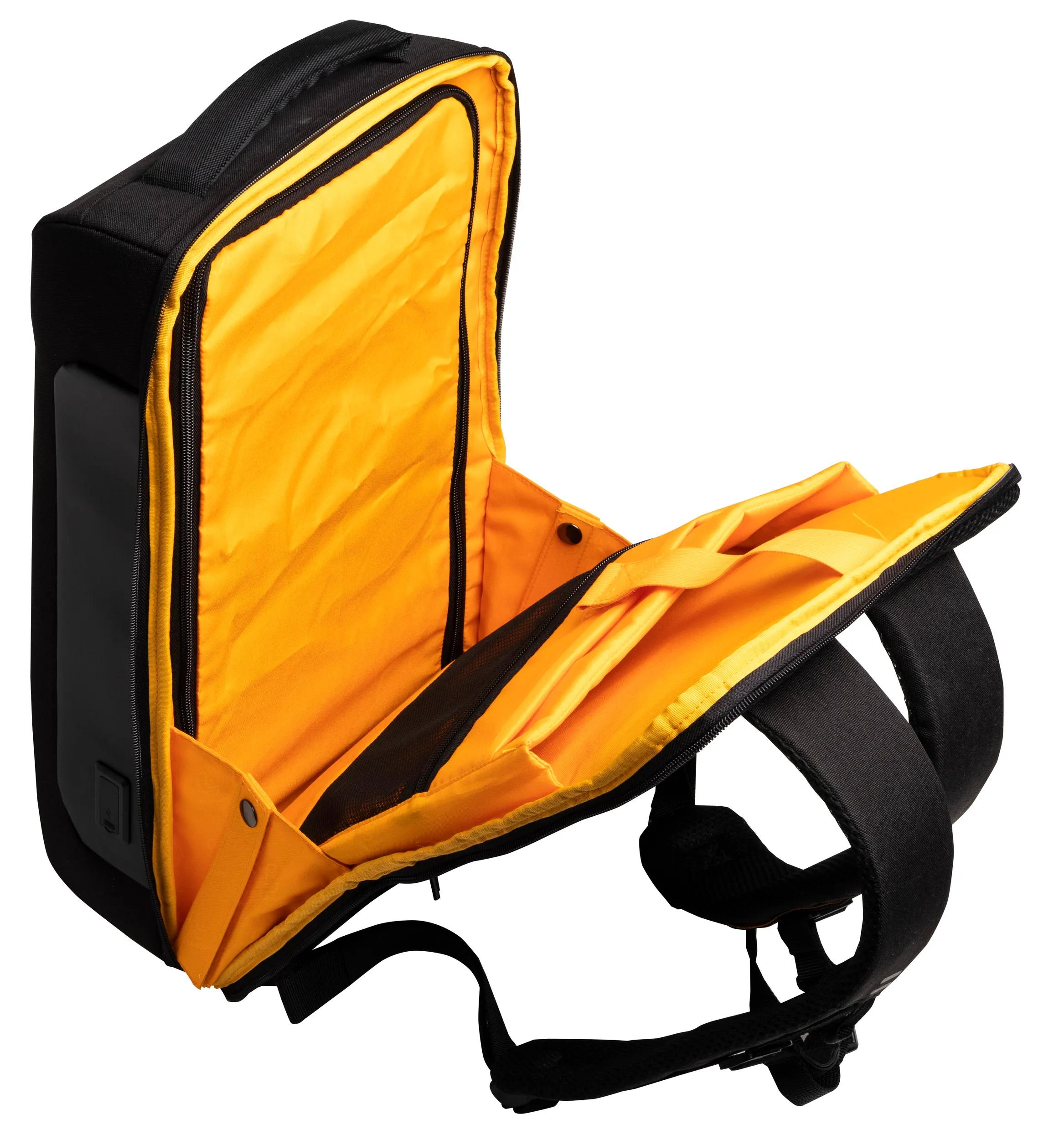 Una mochila negra con compartimento abierto y forro naranja brillante.