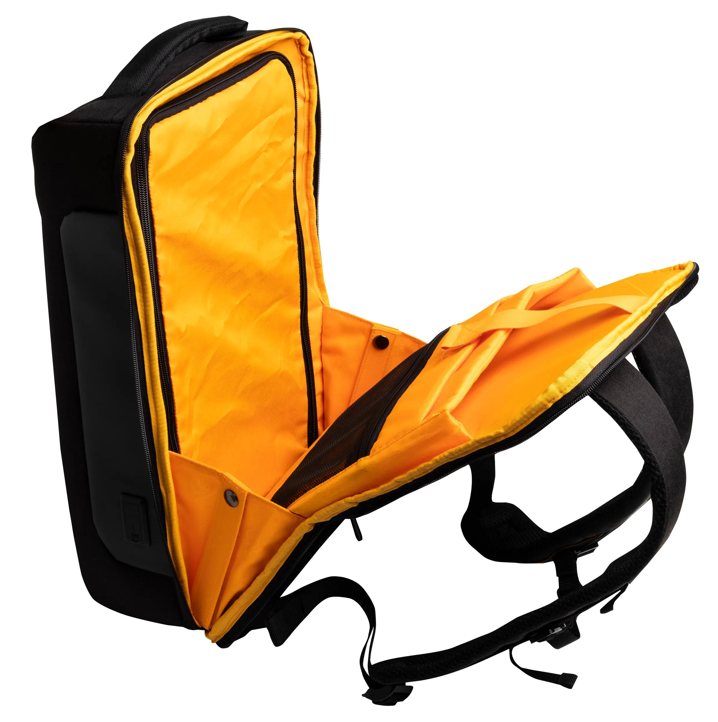 Una mochila negra con forro naranja brillante, abierta para revelar el compartimento principal.