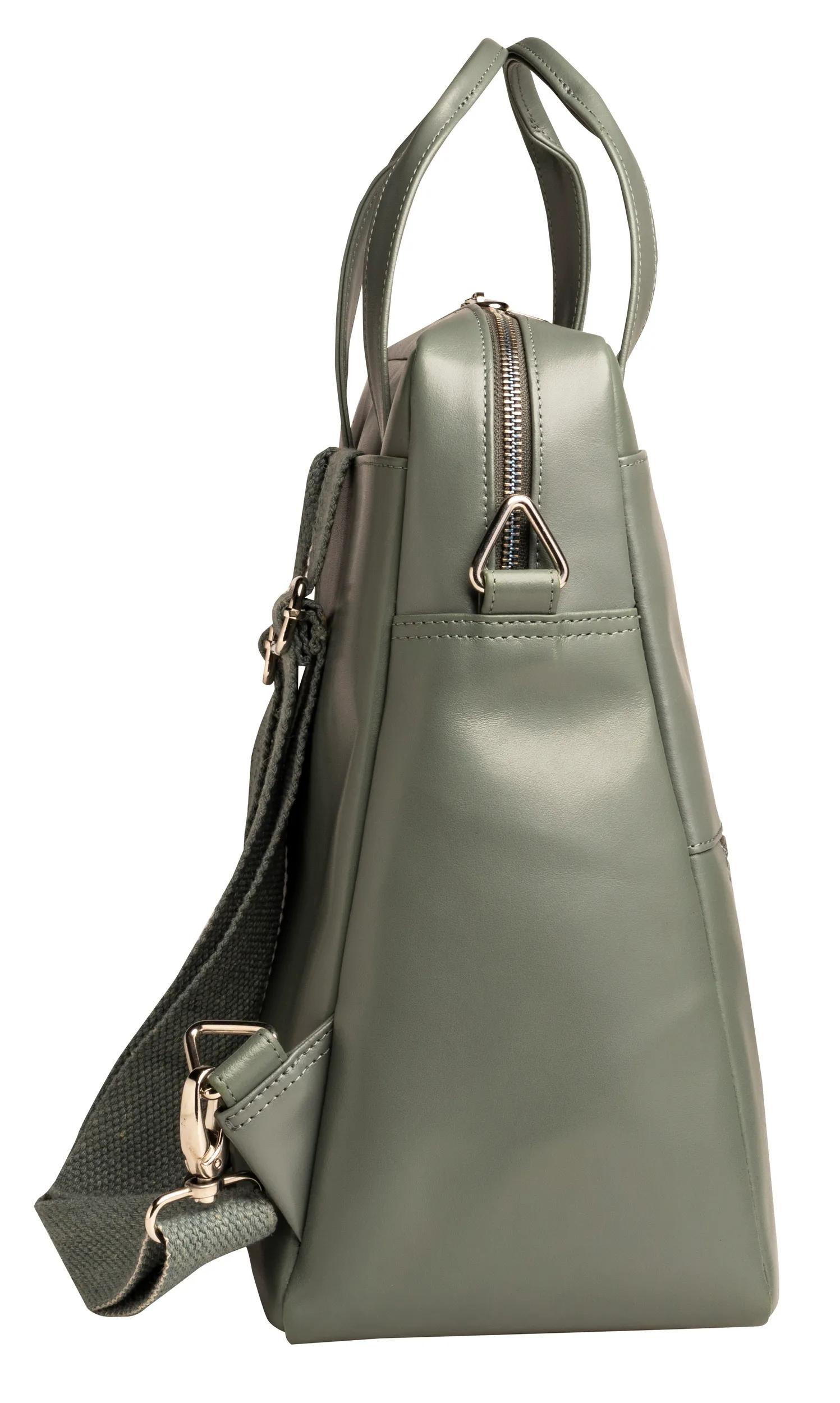 Bolso verde grisáceo con cremallera y correa.
