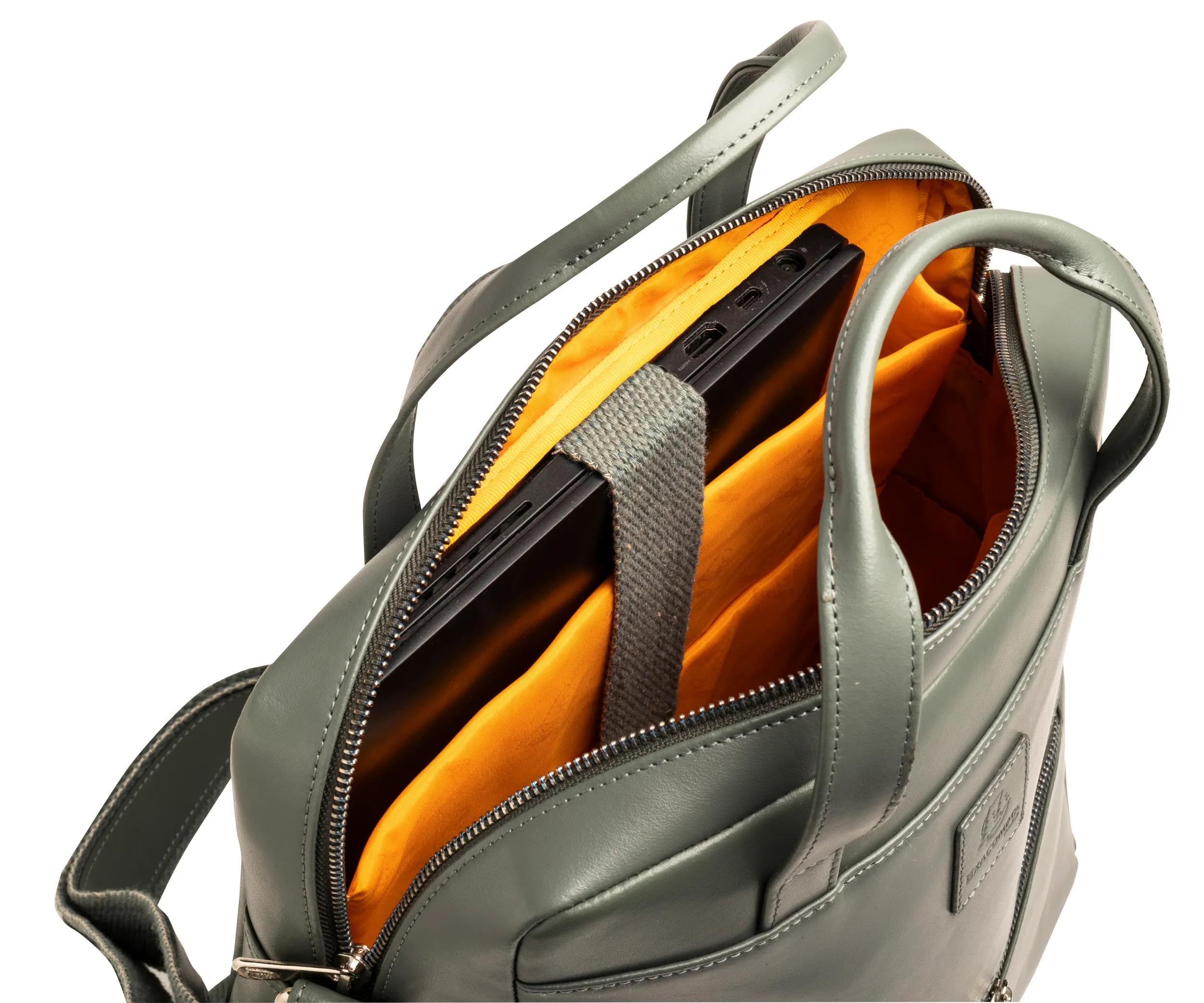 Una bolsa gris con forro amarillo y un portátil negro dentro.