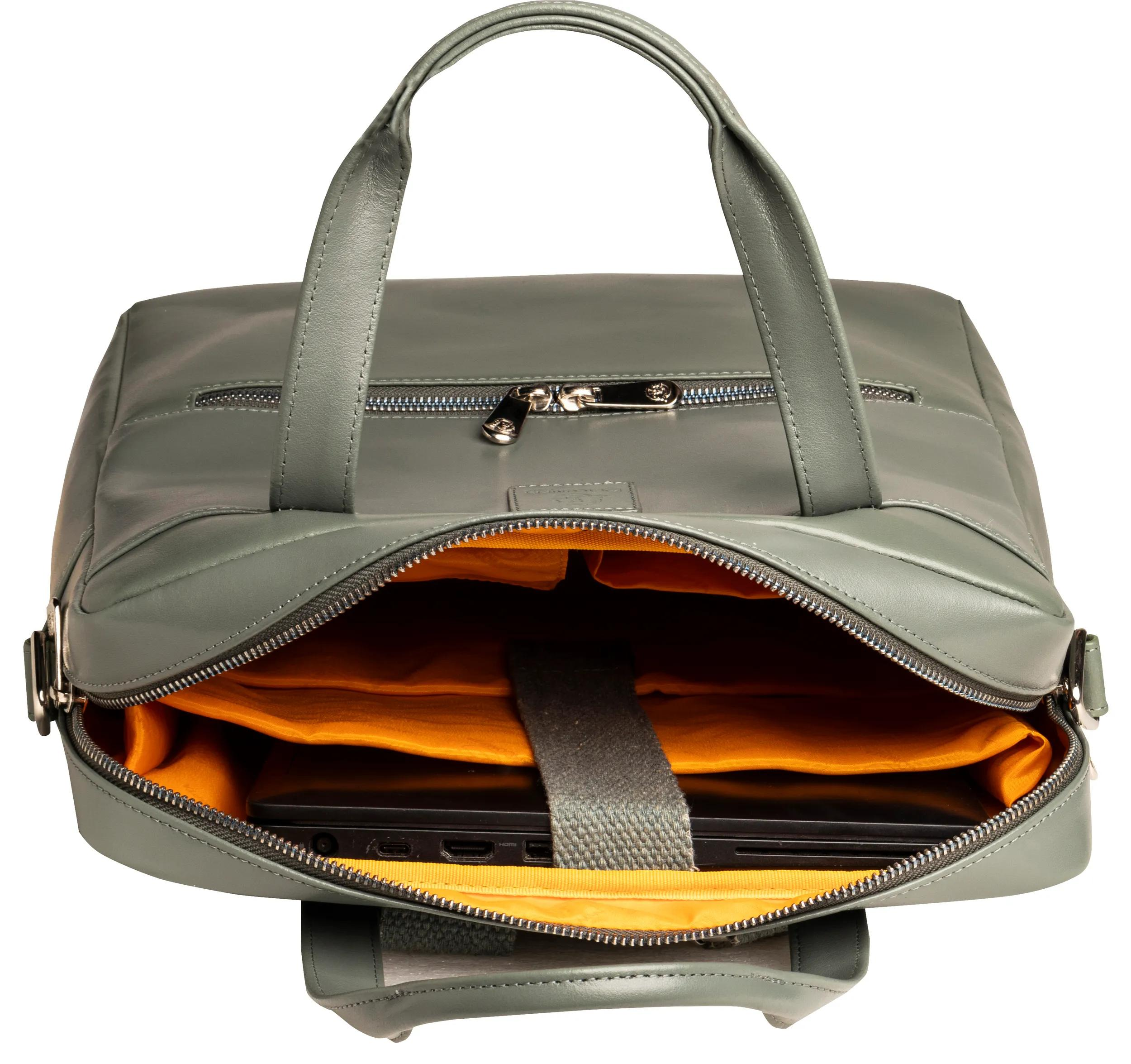 Un bolso de cuero gris con compartimento abierto y un portátil dentro.